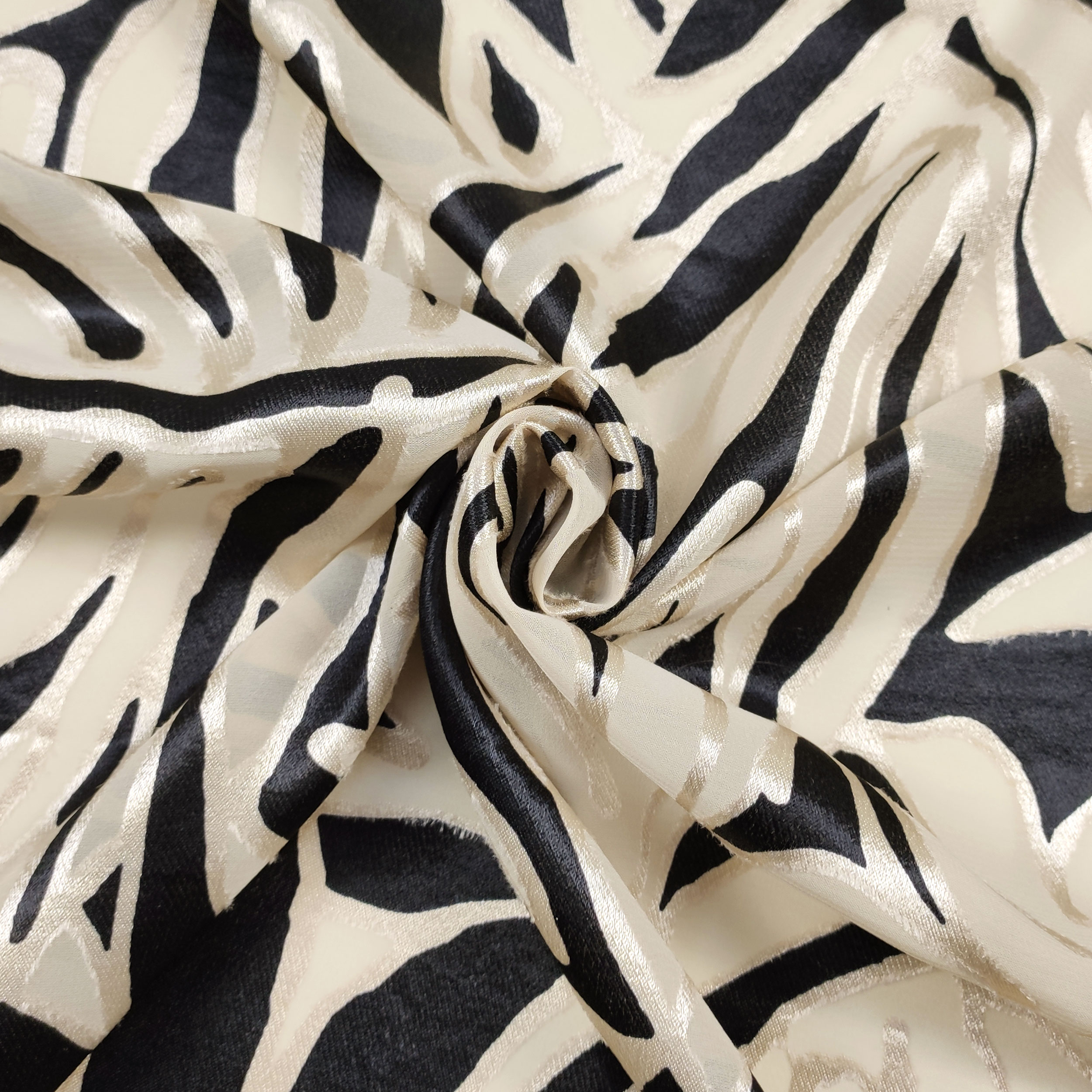 Devorè High Fashion Leaves Beige and Black Image
