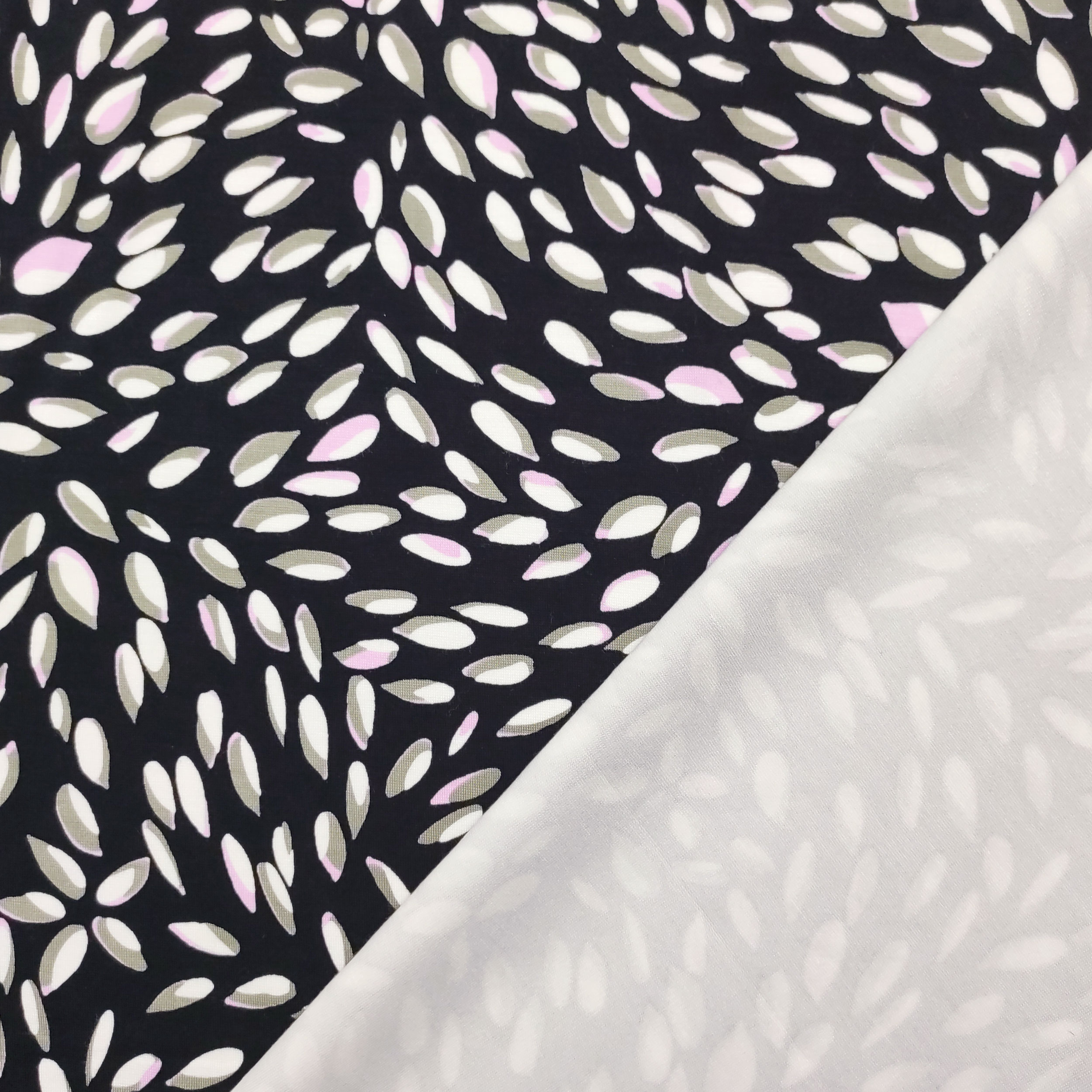 Milan Stitch Petal Pattern Schwarzer Hintergrund