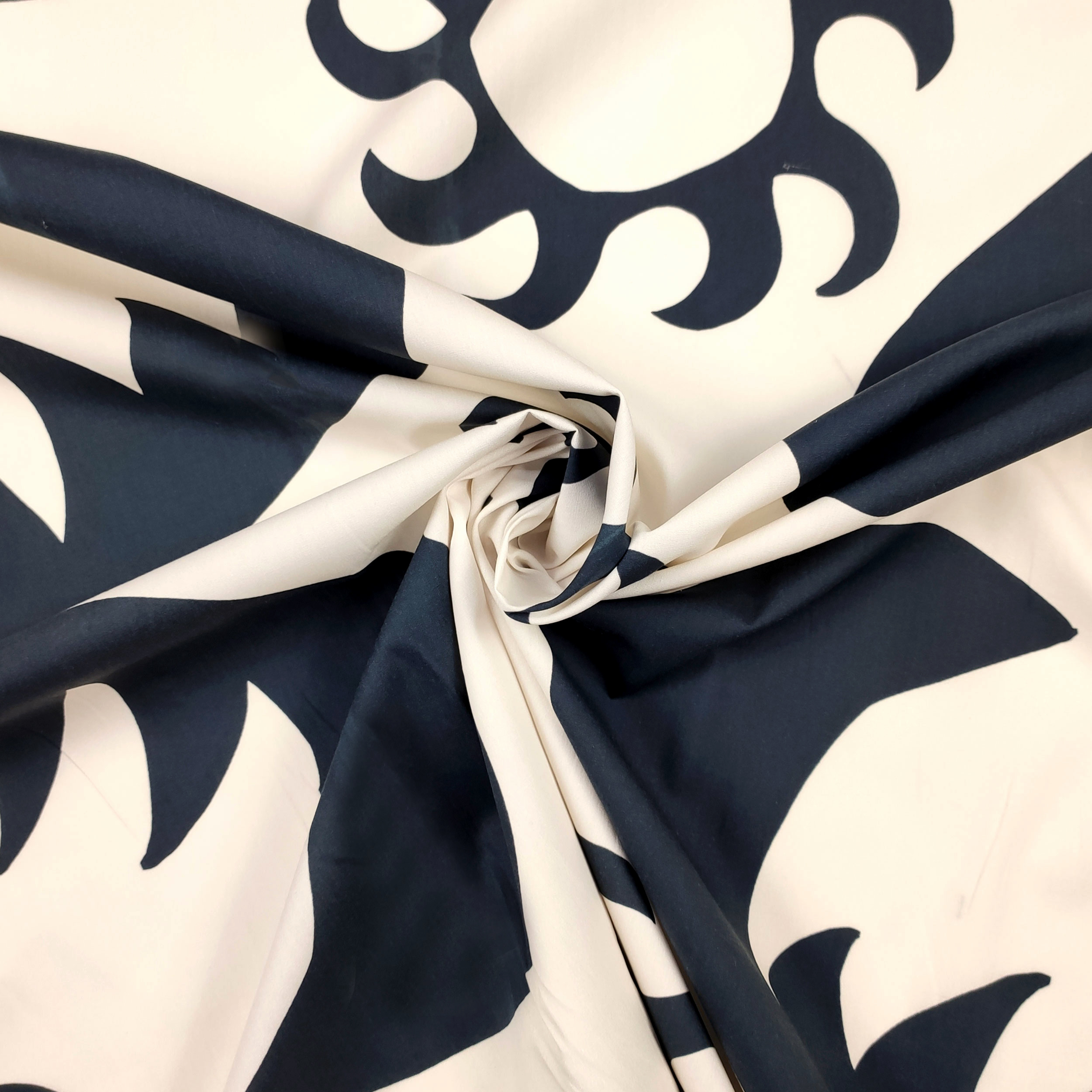 Satin de coton Fantaisie palmiers et soleils noir