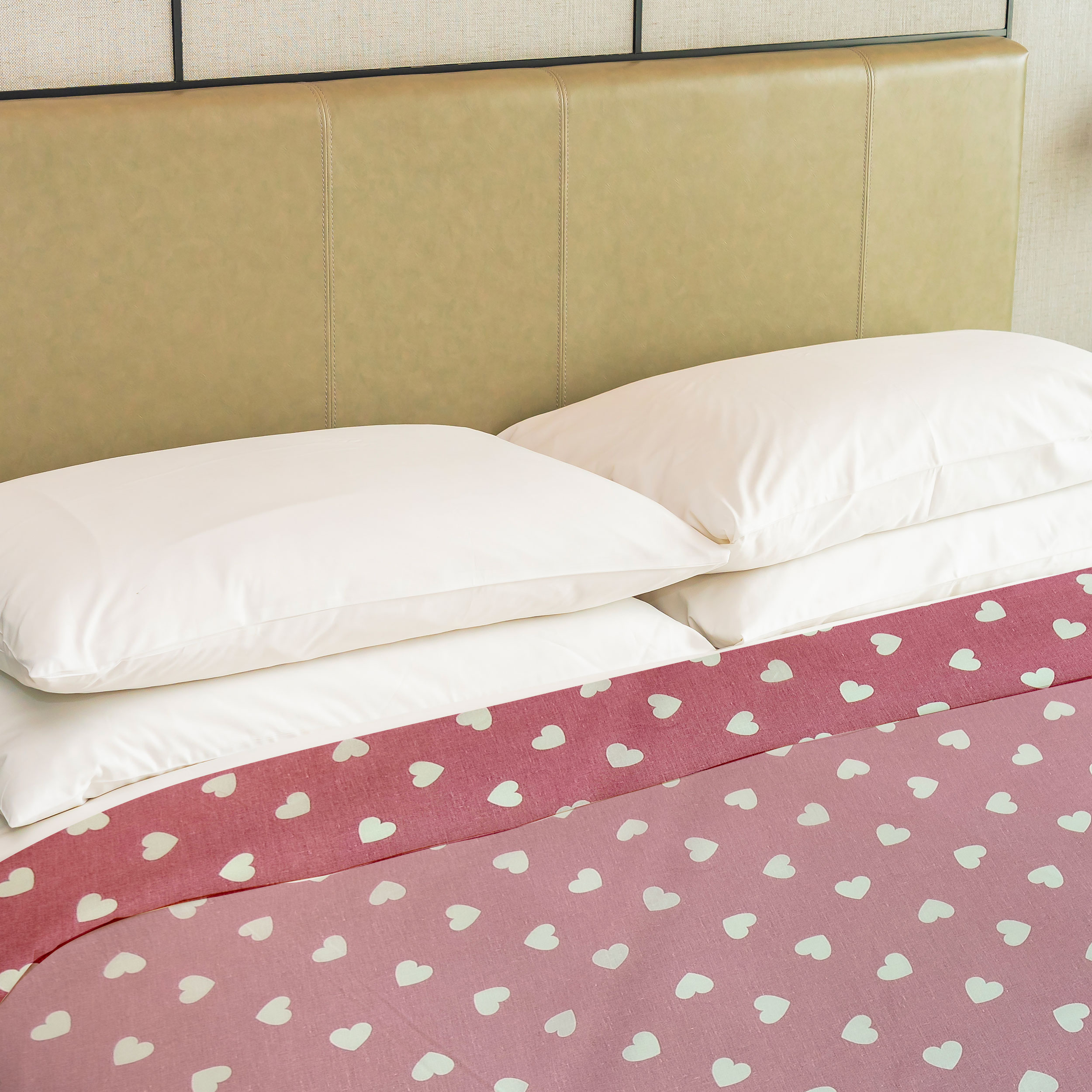 Coton découpé Coeurs blancs sur fond rose antique 50x145 cm Image