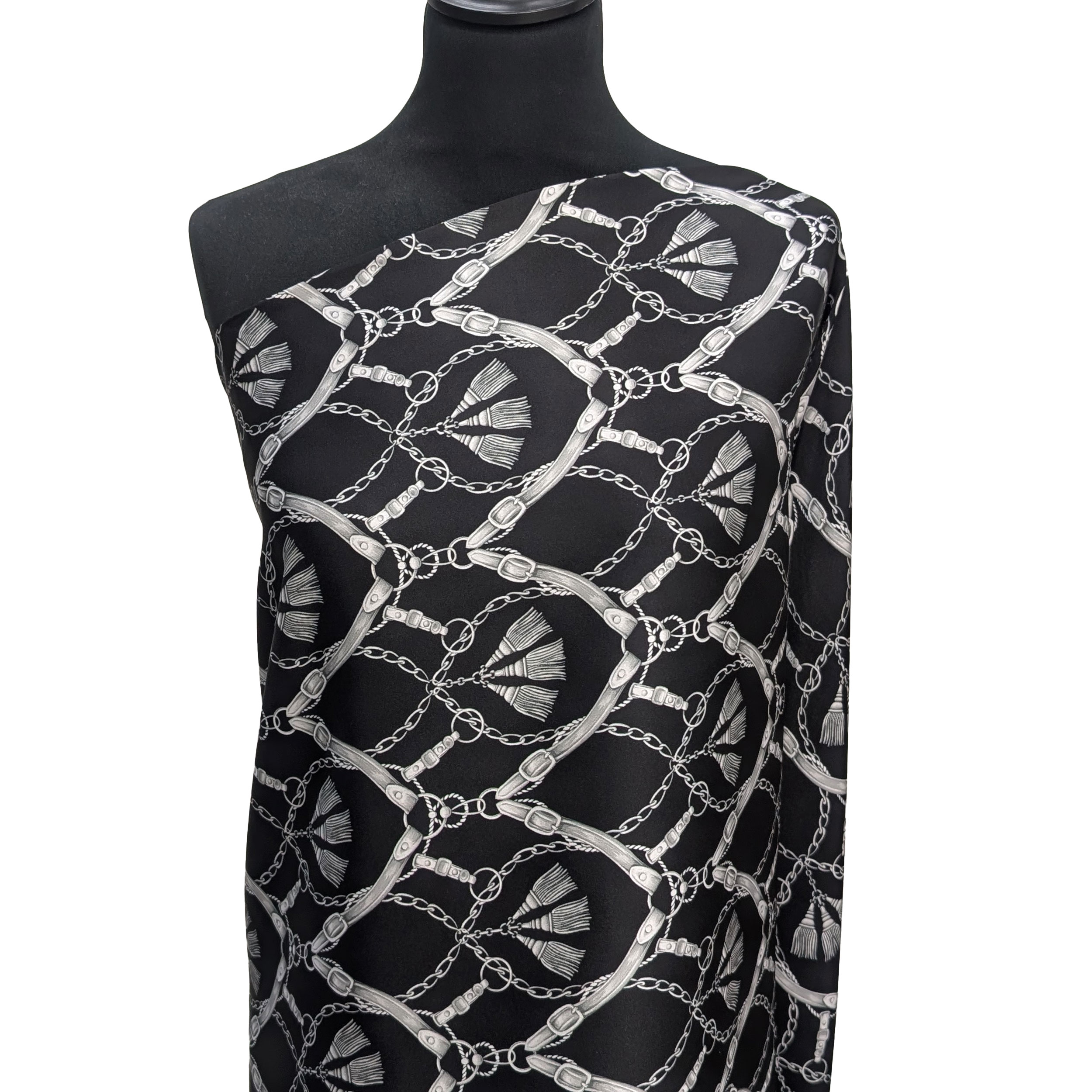 Ensemble de satin Chaînes de haute couture Fond noir Image