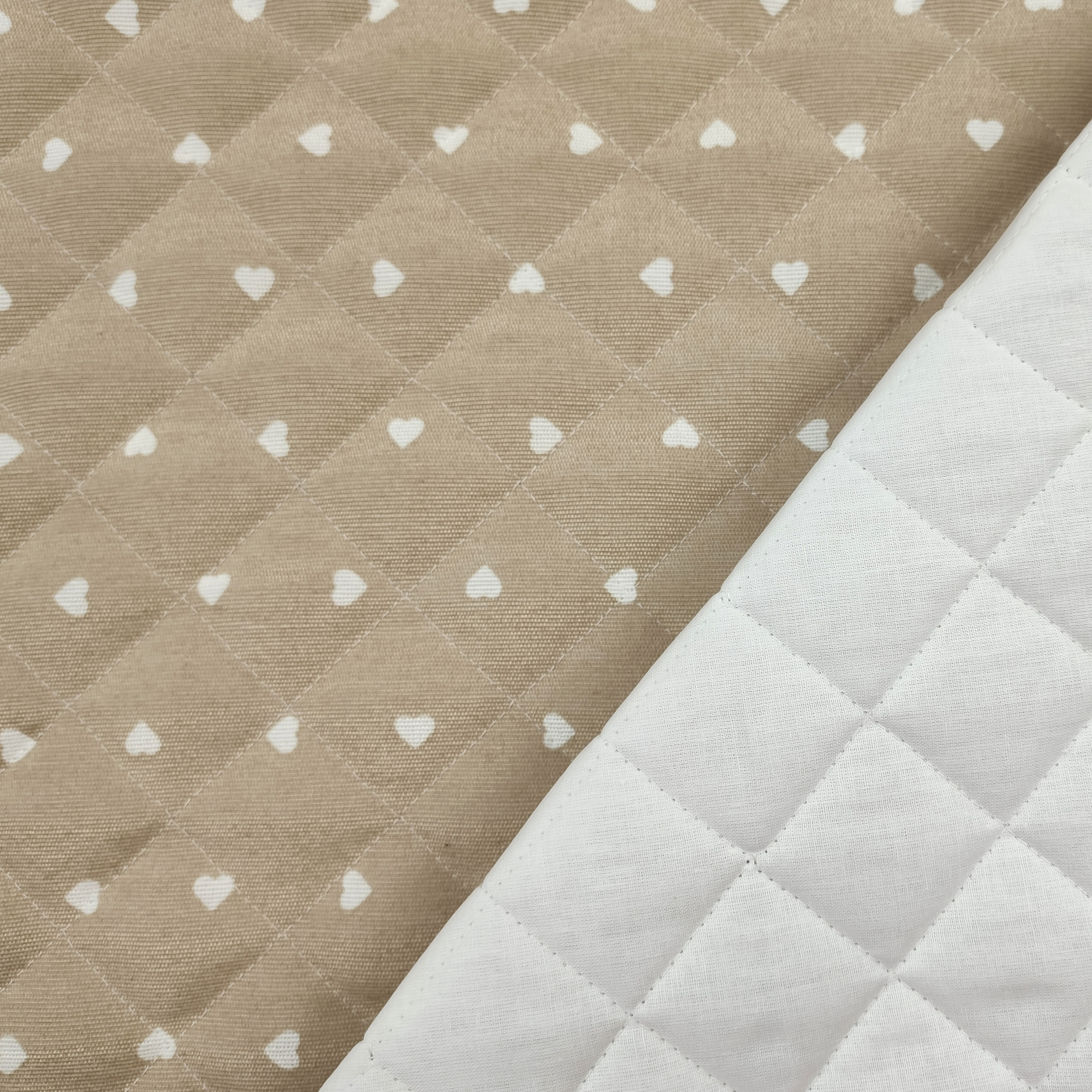 Tissu matelassé Cœurs blancs Fond beige Image