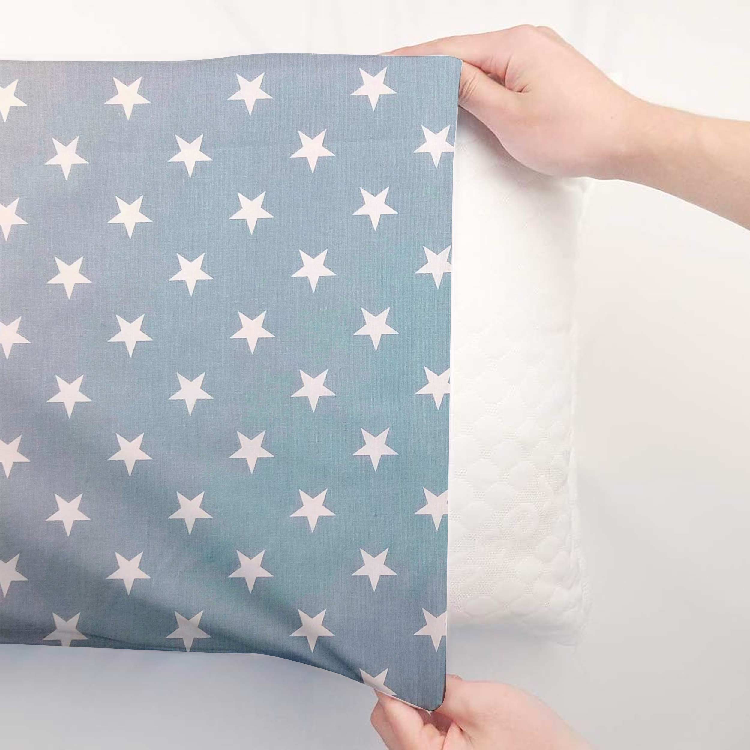 Taie d'oreiller à étoiles blanches sur fond bleu