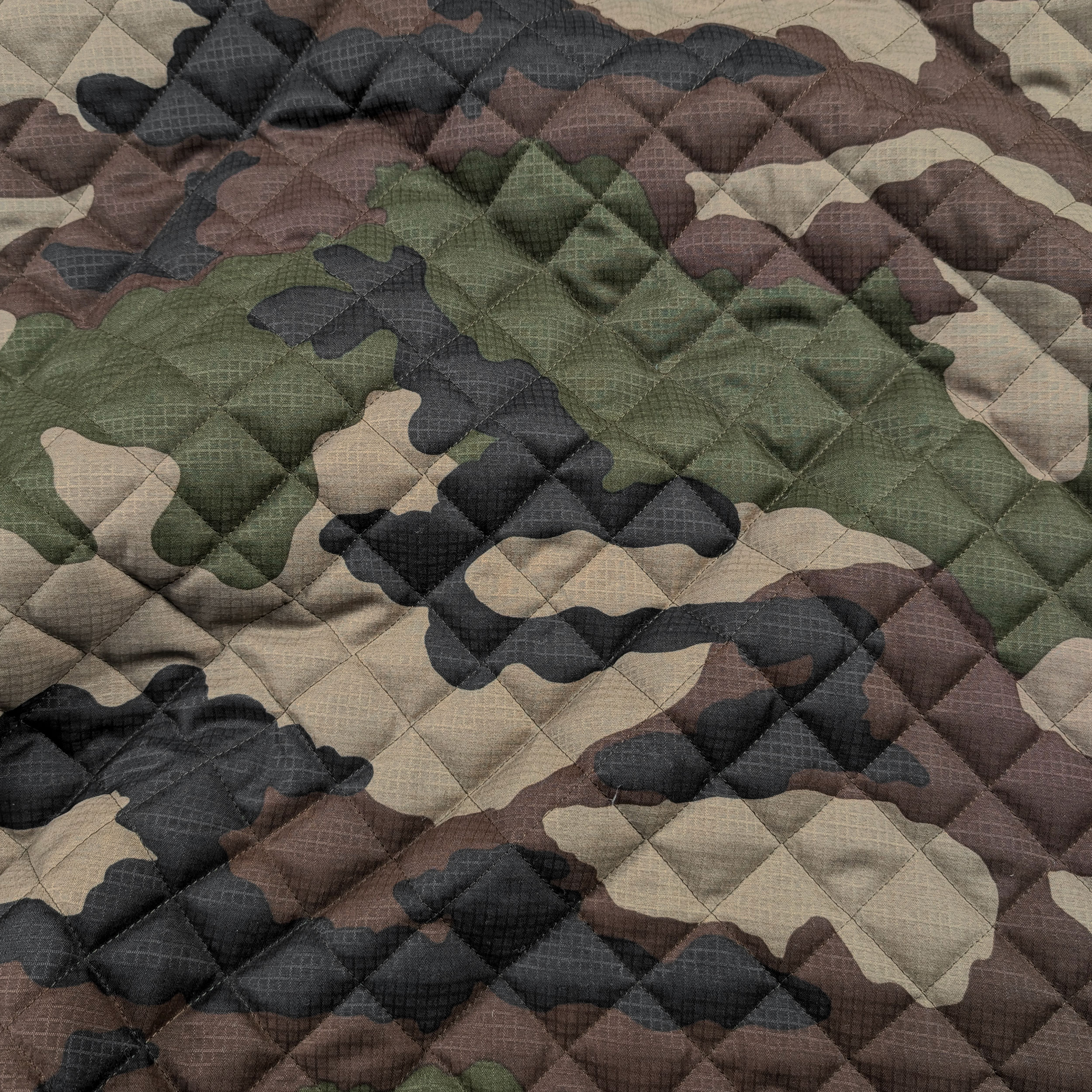 Tejido acolchado con estampado de camuflaje Image