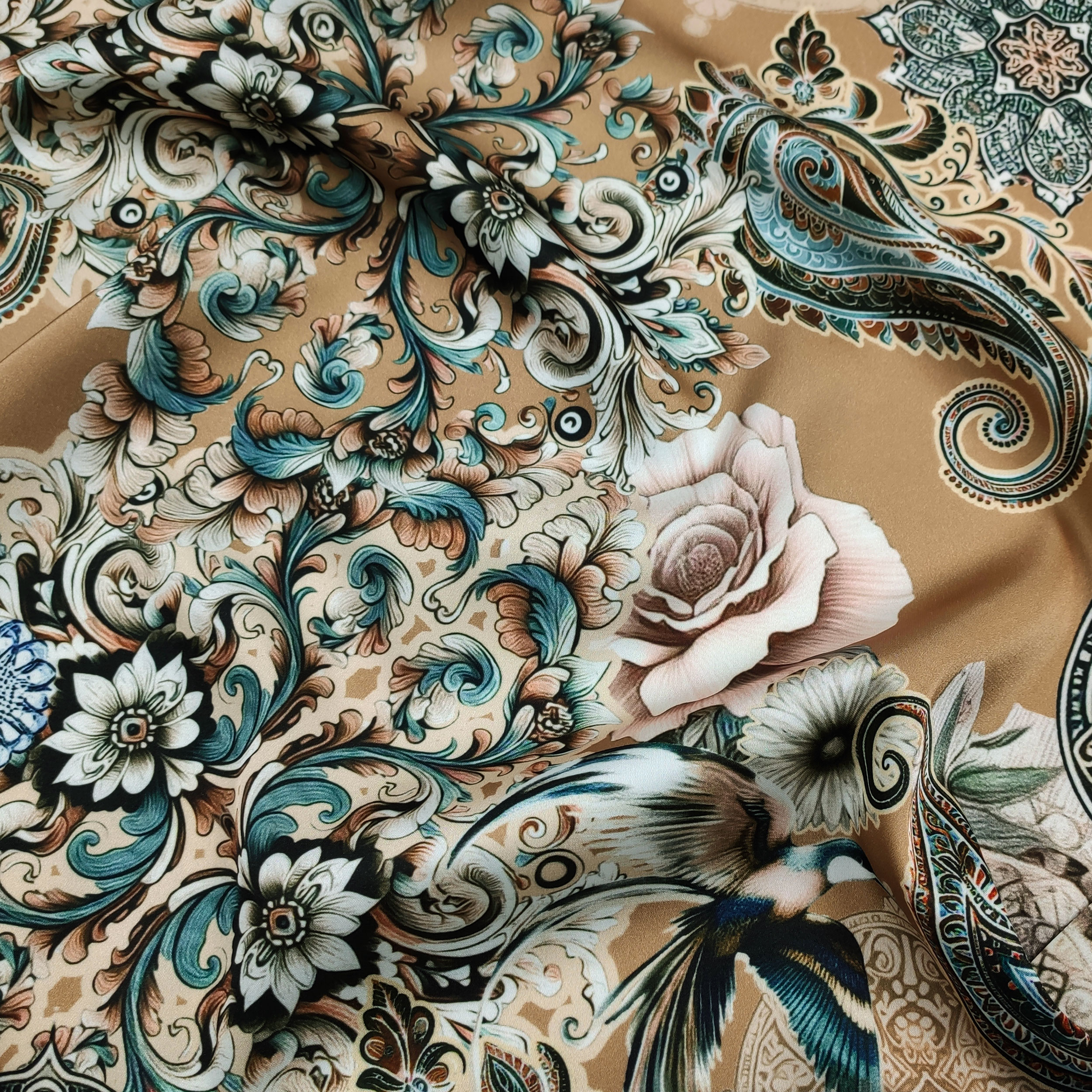 Ensemble de satin haute couture Fantaisie en cachemire avec roses Image