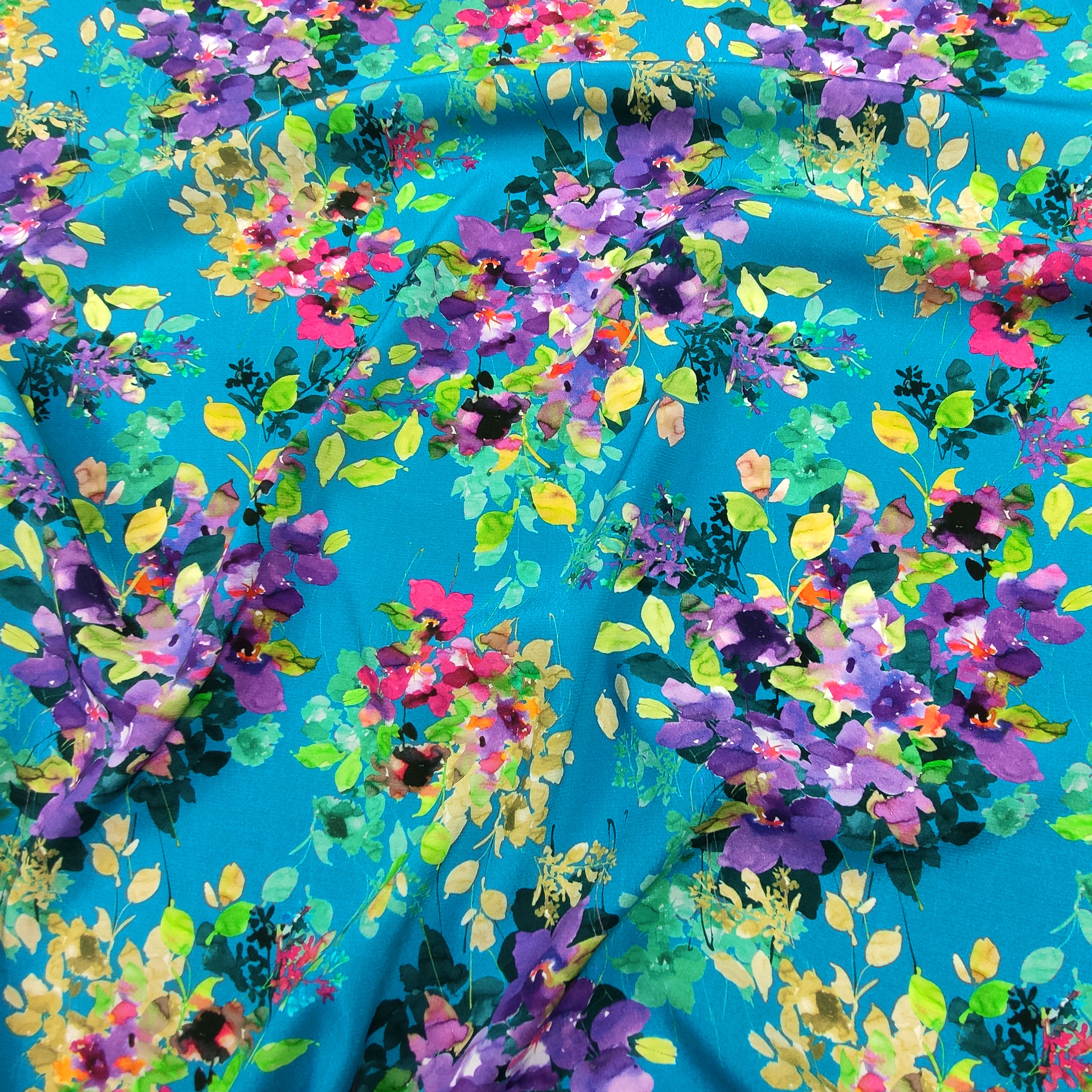Mezcla de flores de seda de colores Fondo turquesa