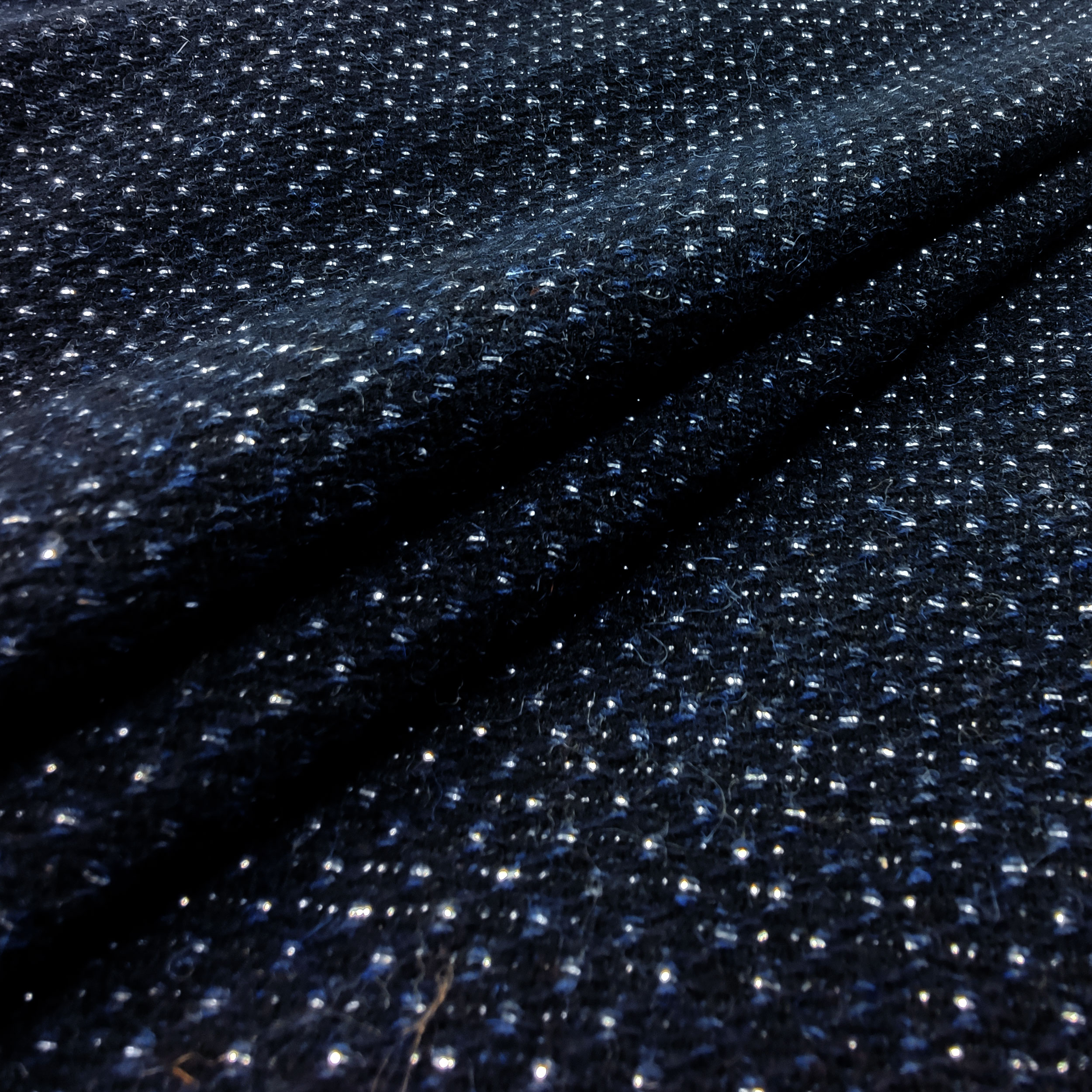 Blau gestrickter Scamp mit Lurex-Garnen