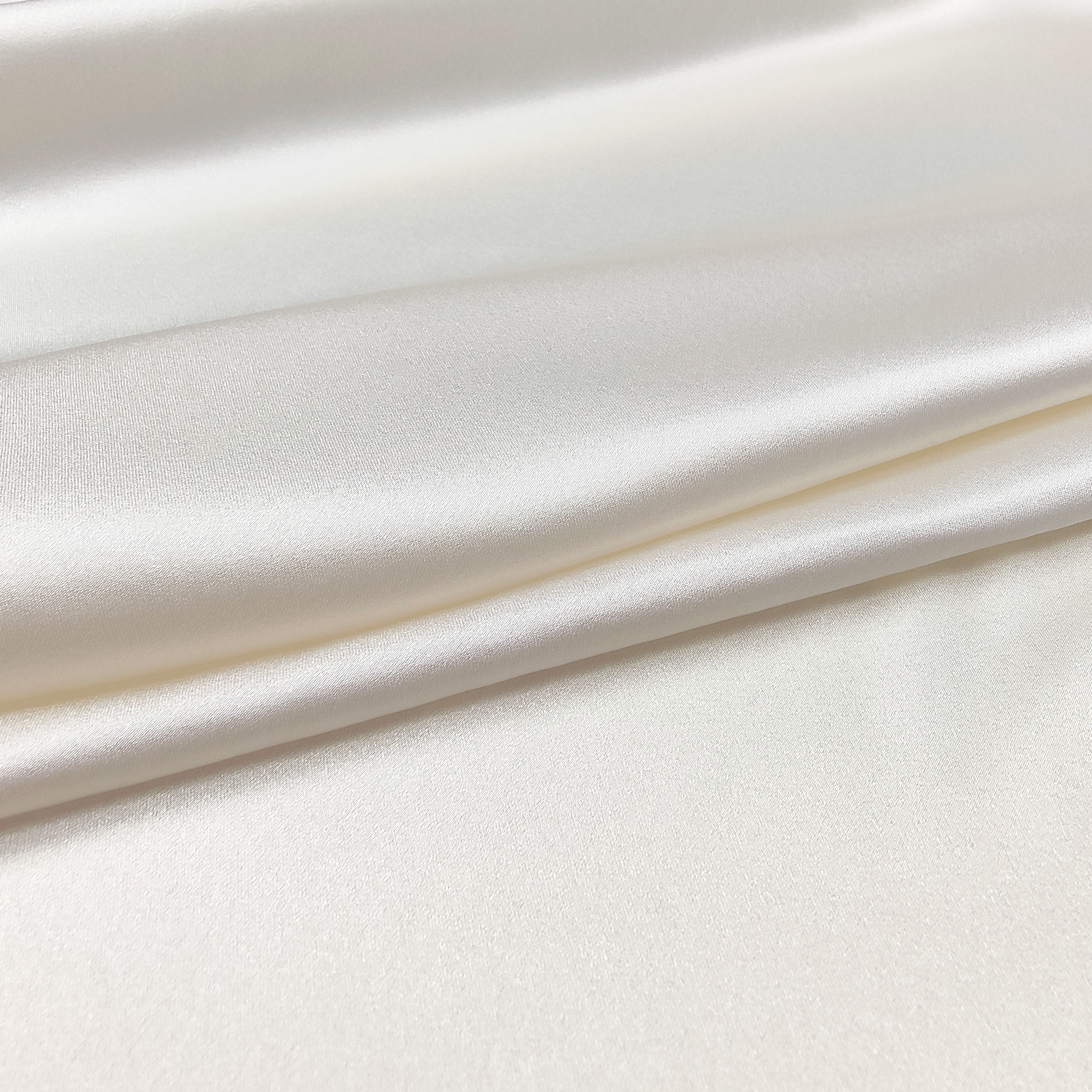 Tissu extensible en satin de soie blanc Image