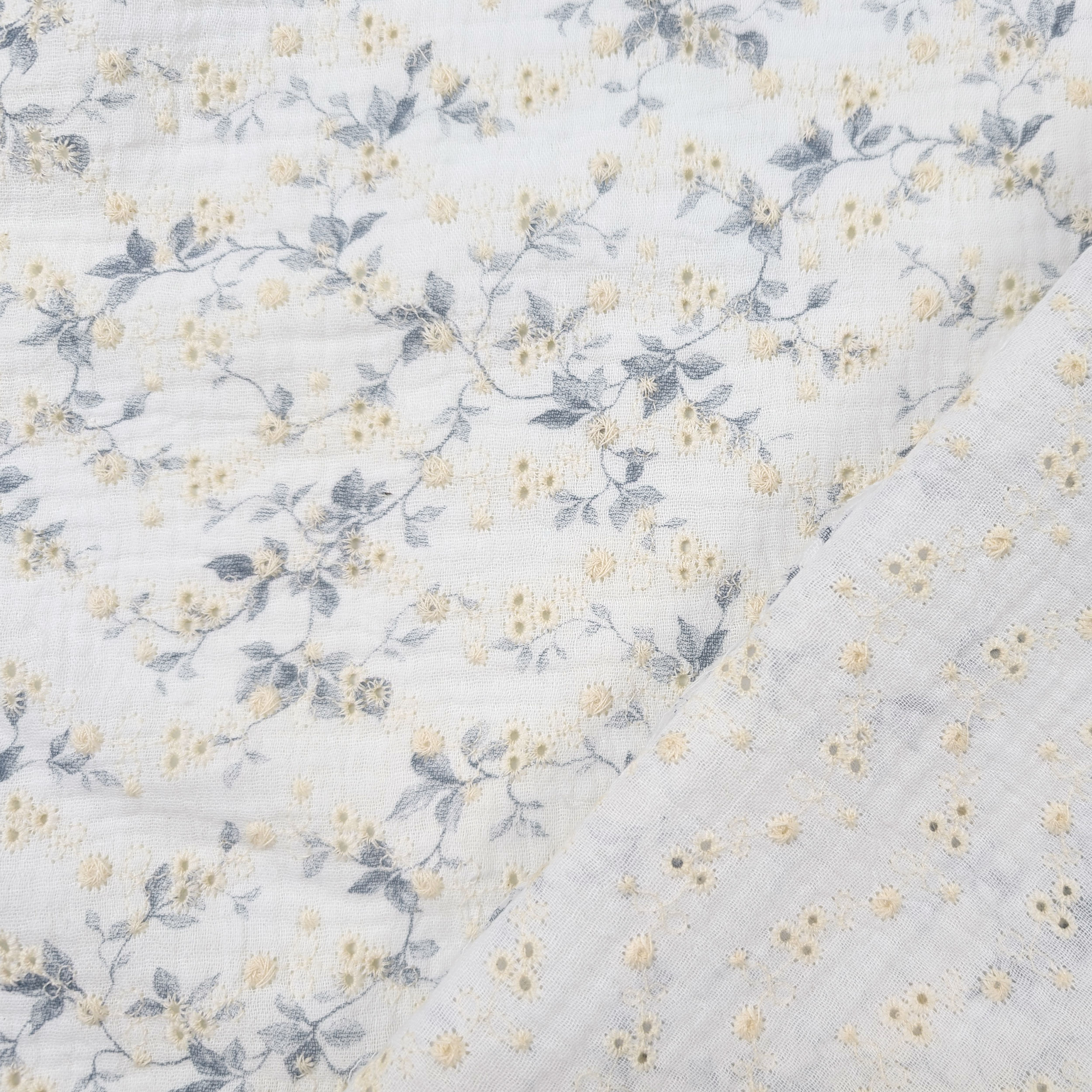 Sangallo Double Mousseline blanche Branches bleues et fleurs crème Image