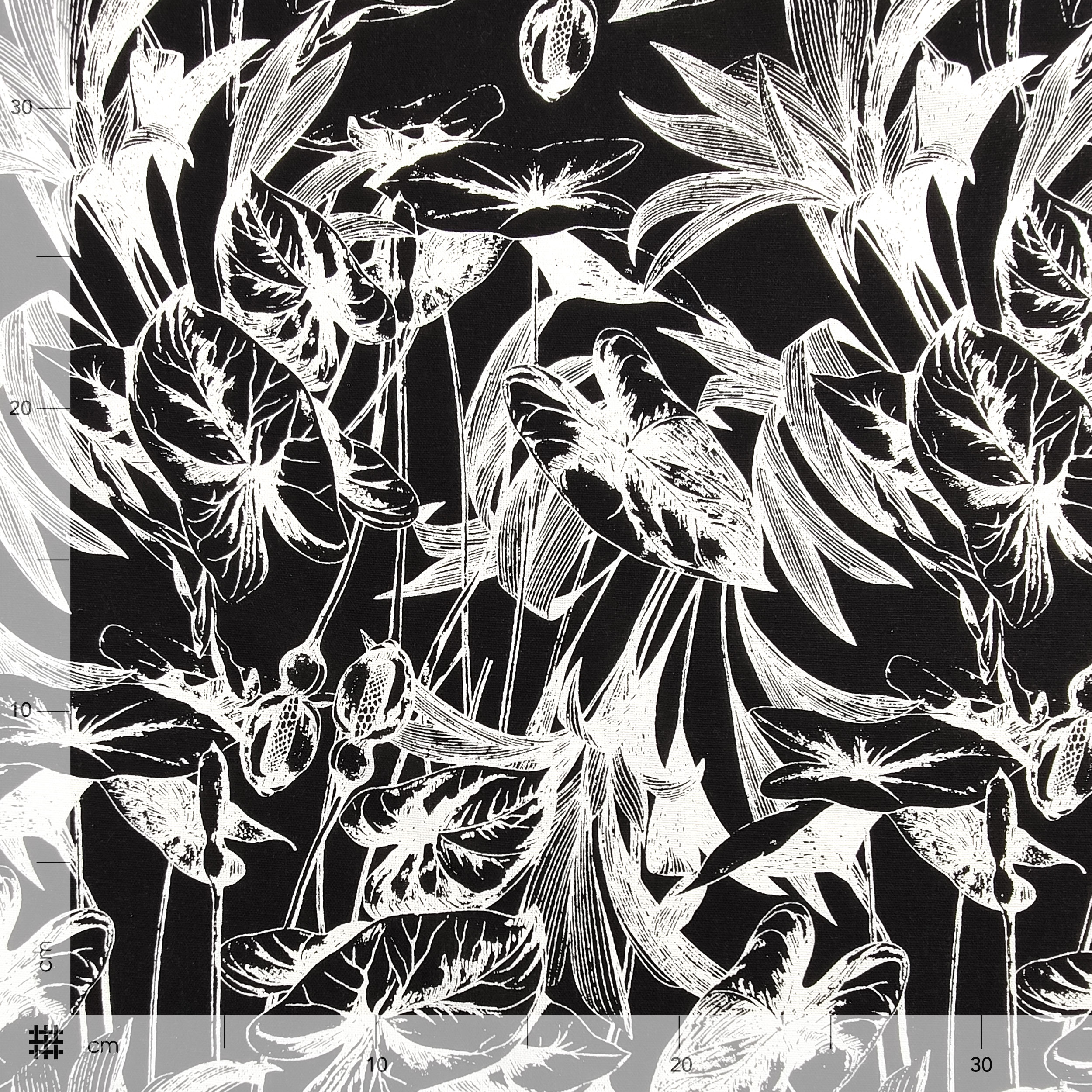 Mezcla de lino con hojas tropicales en blanco y negro