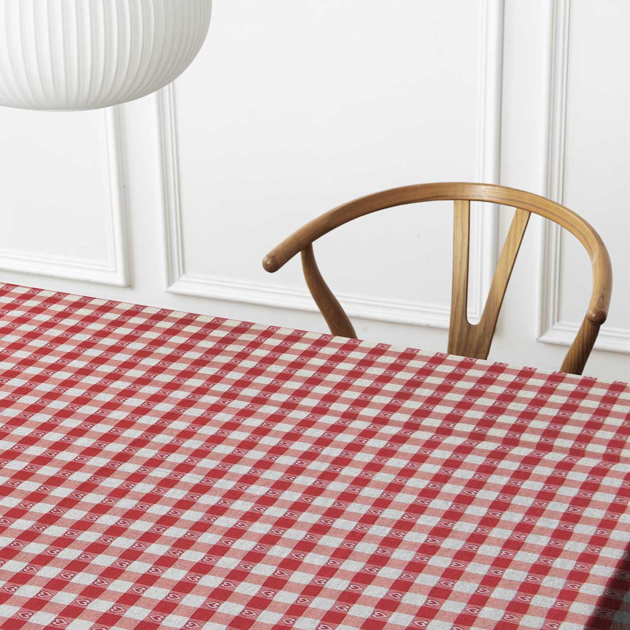 tavola-con-tovaglia-a-cuori-e-quadri