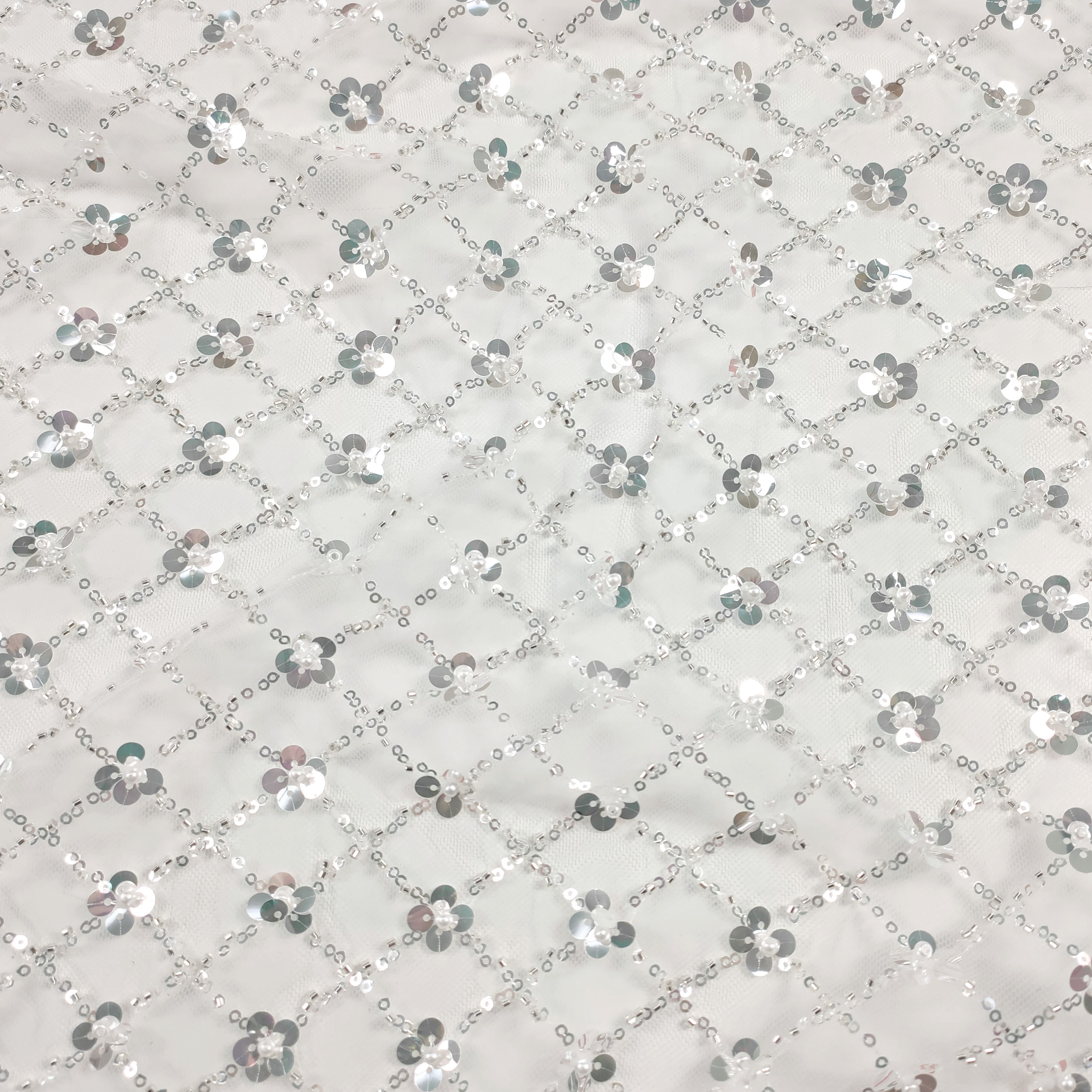 Tulle de mariée brodé de perles et de paillettes blanc