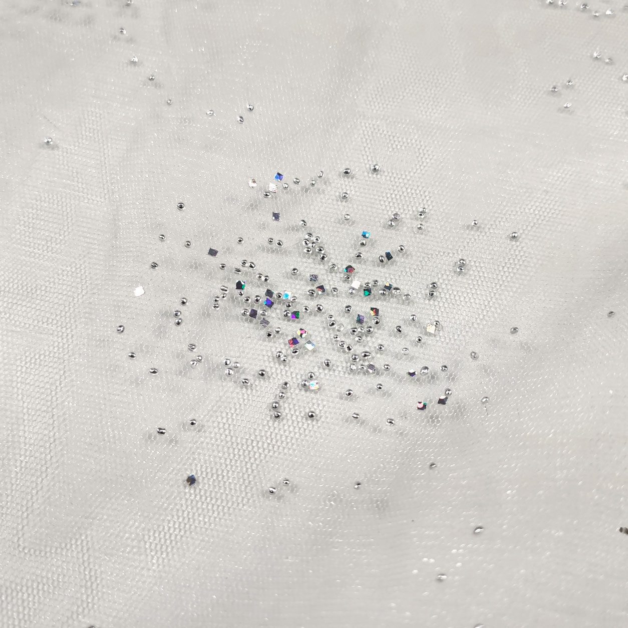 tulle-bianco-decorato-con-strass-dettaglio