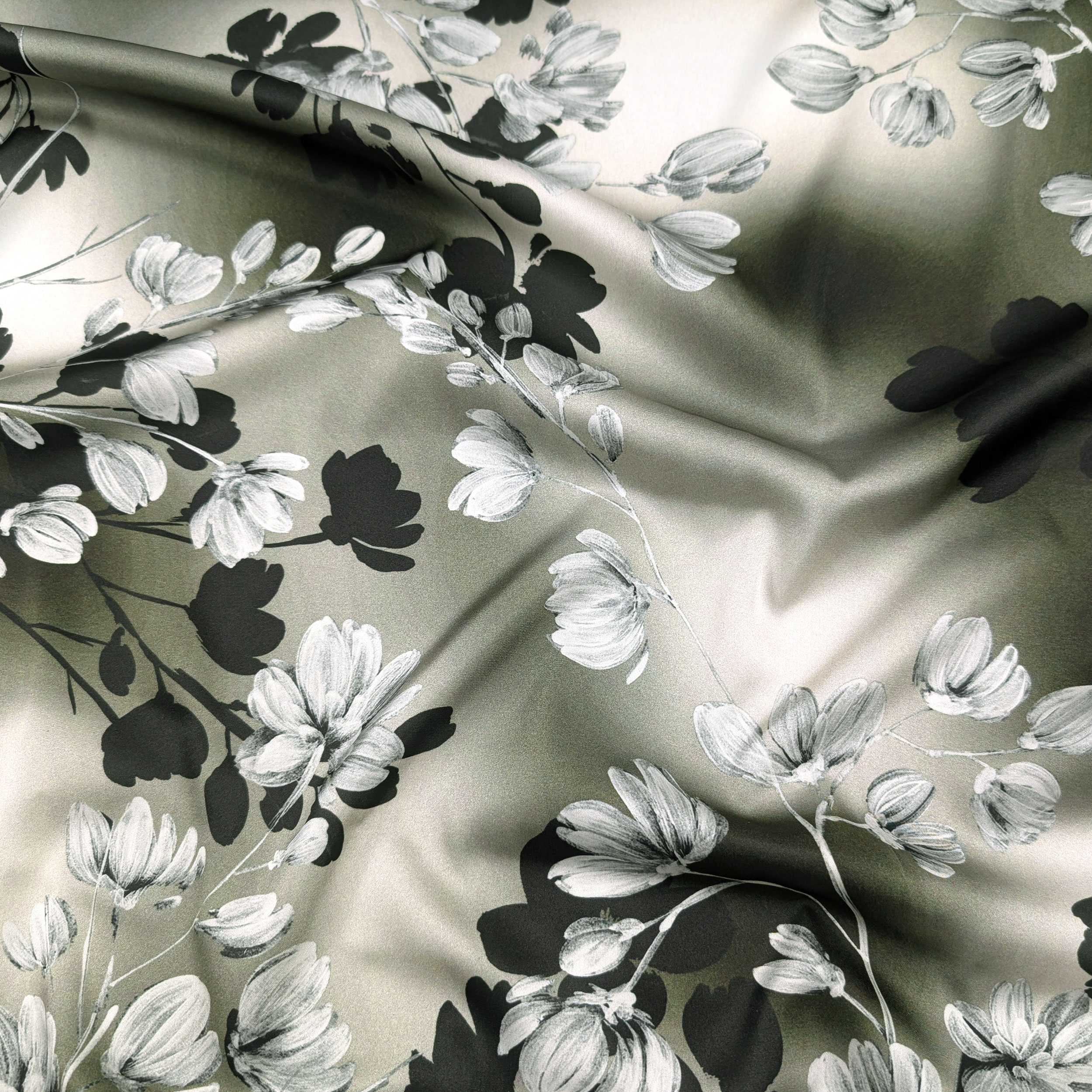 Ensemble de satin haute couture avec fleurs en arrière-plan vert olive Image
