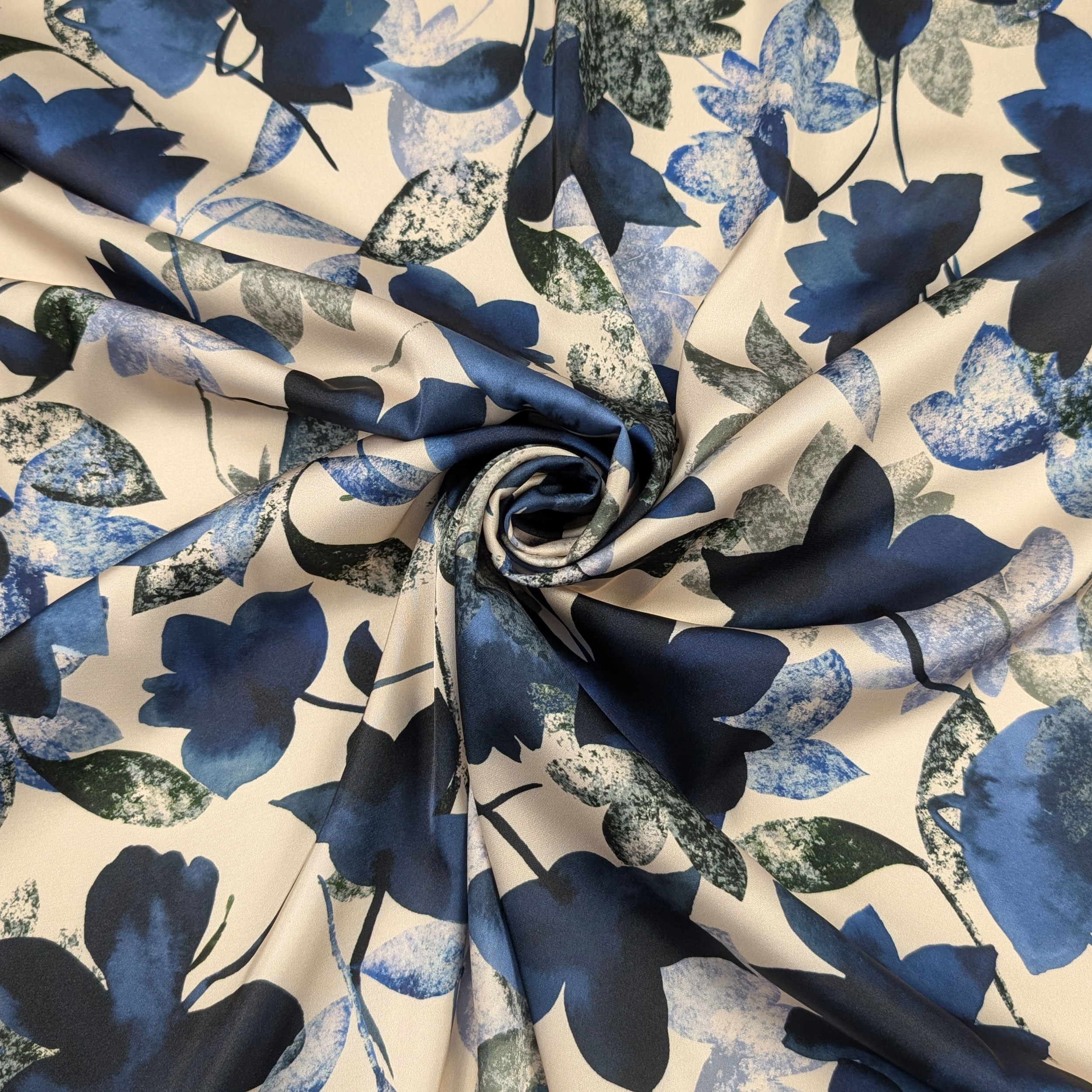 Ensemble de satin haute couture fleurs bleues Image