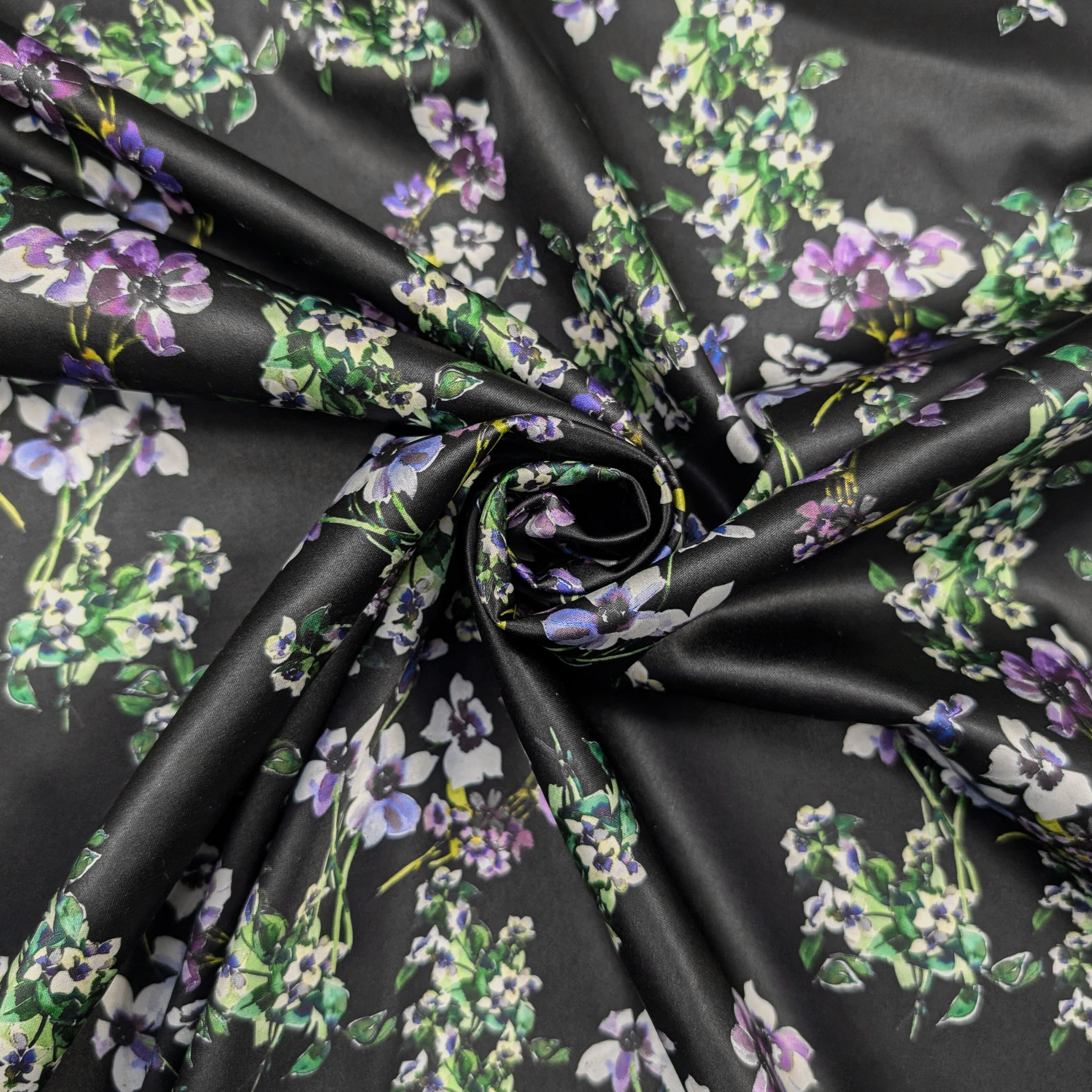 Satin élastiqué Fleurs lilas Fond noir Image
