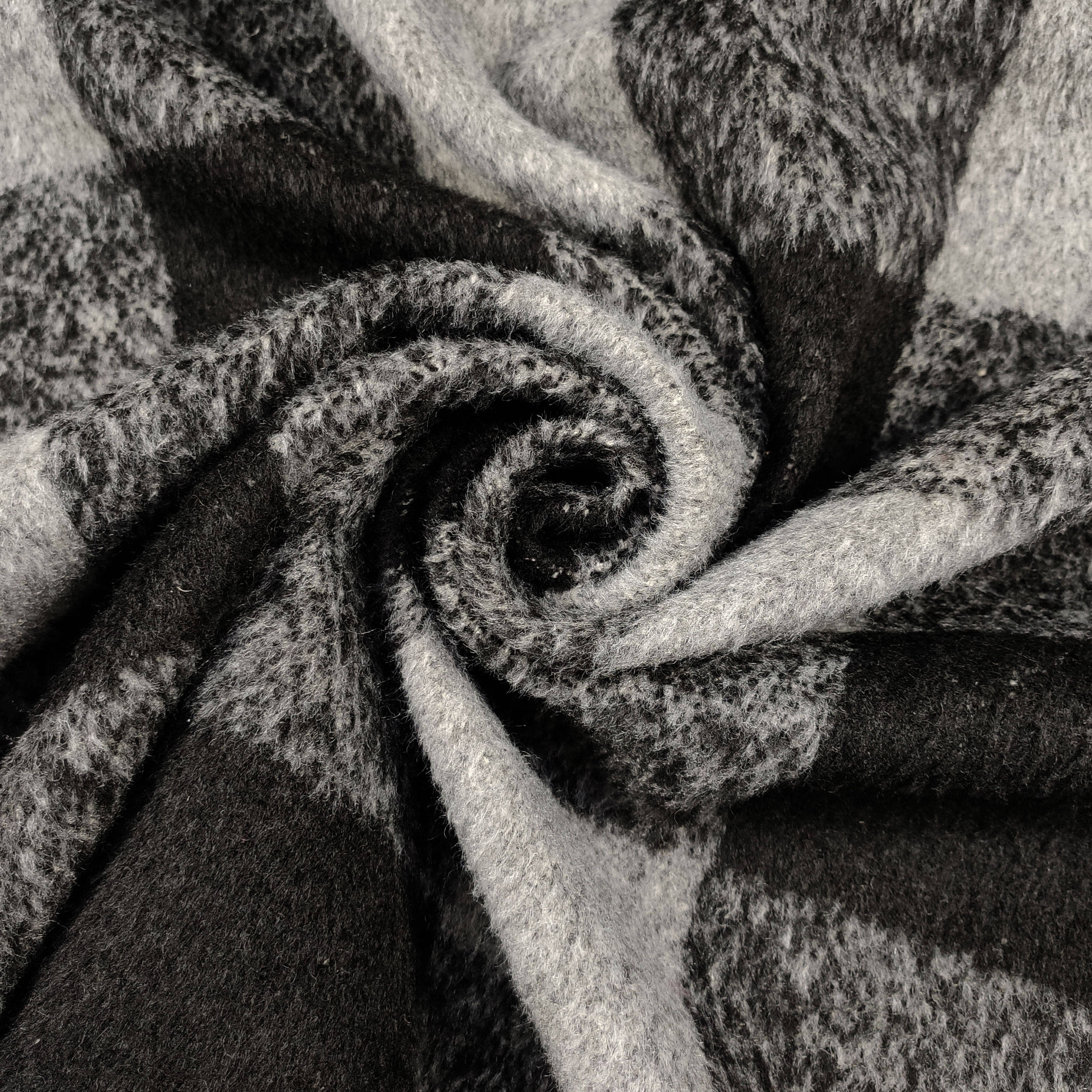 Manteau à carreaux gris et noirs