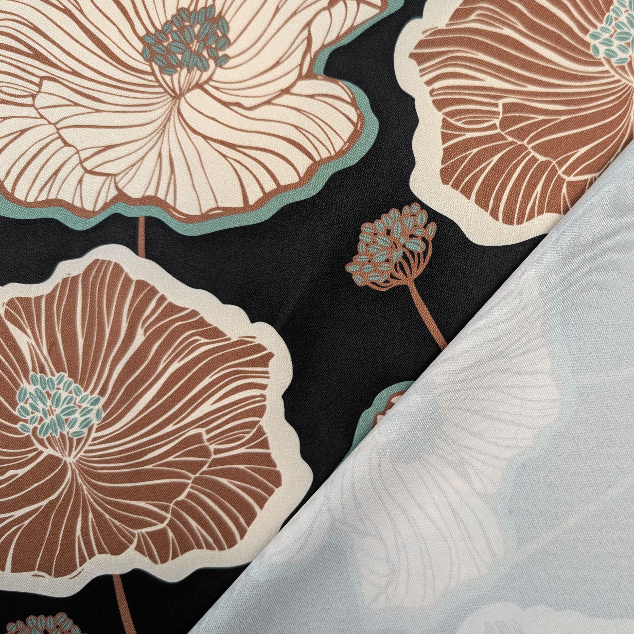 Rasettto mit braunen und cremefarbenen Blumen auf schwarzem Hintergrund Image