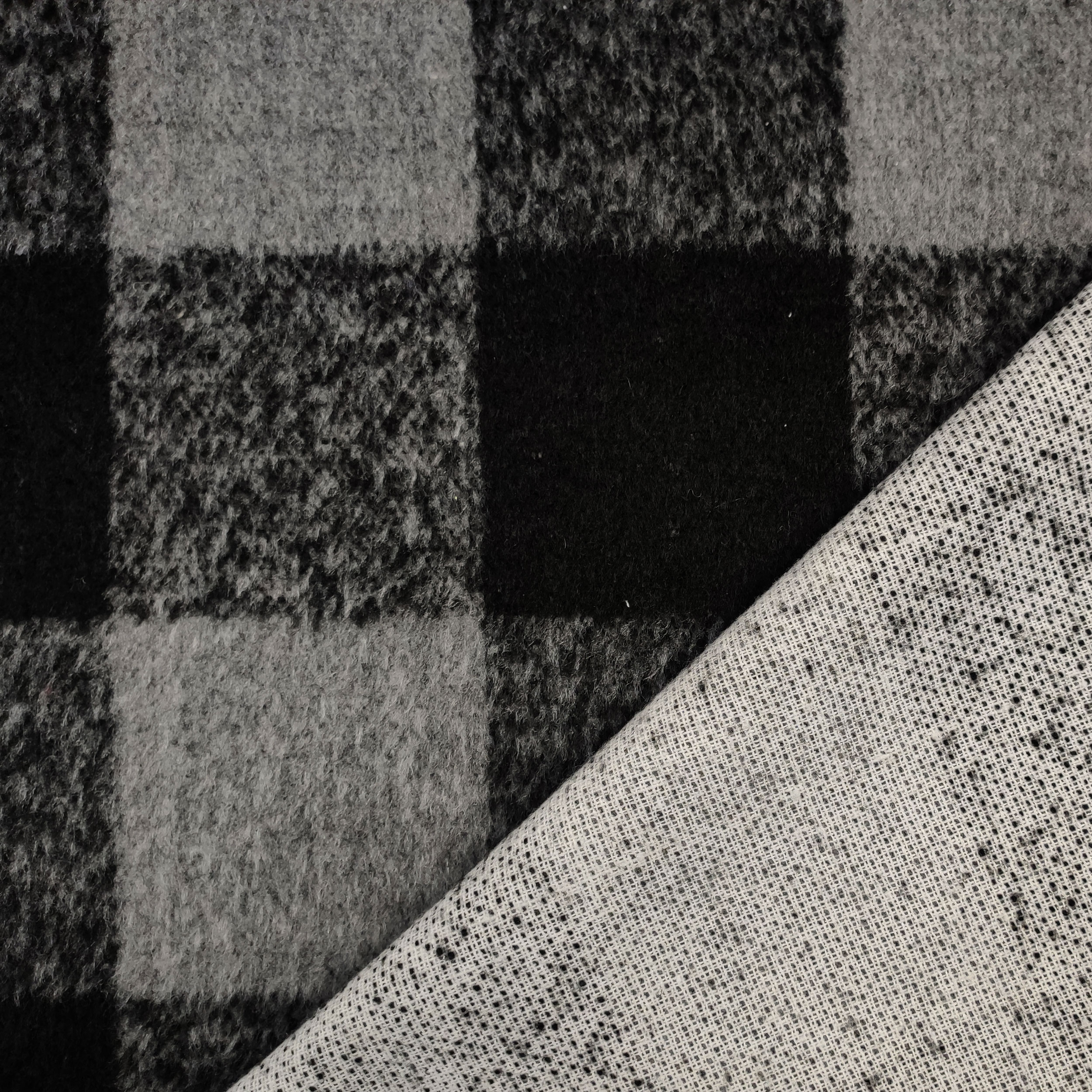 Manteau à carreaux gris et noirs