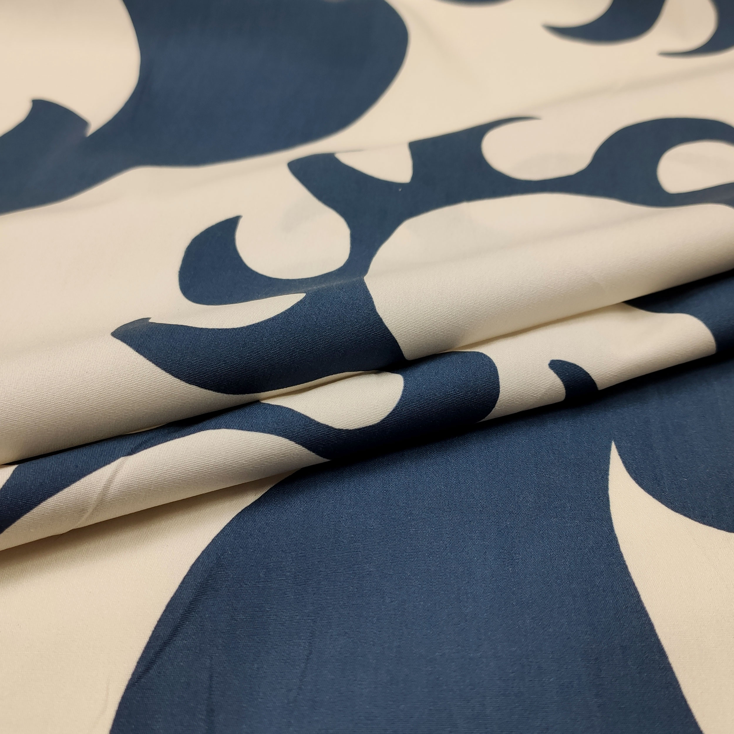 Satin de coton Palmiers fantastiques et soleils bleus