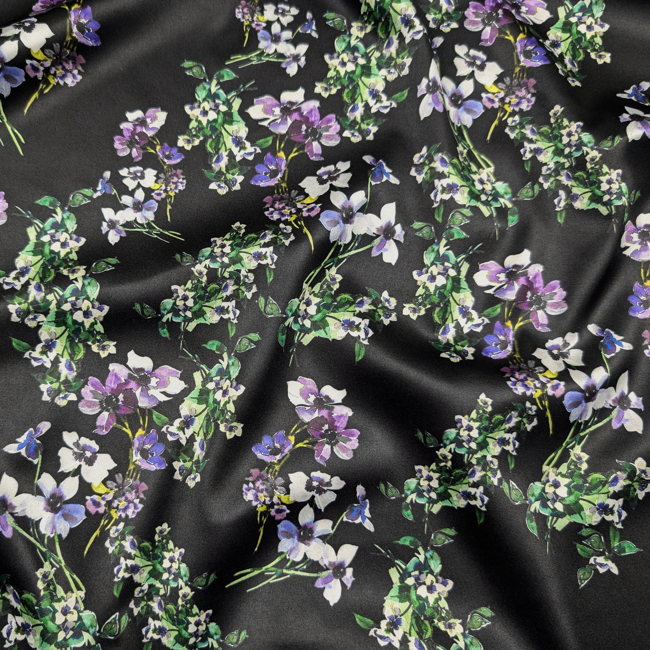 Satin élastiqué Fleurs lilas Fond noir Image