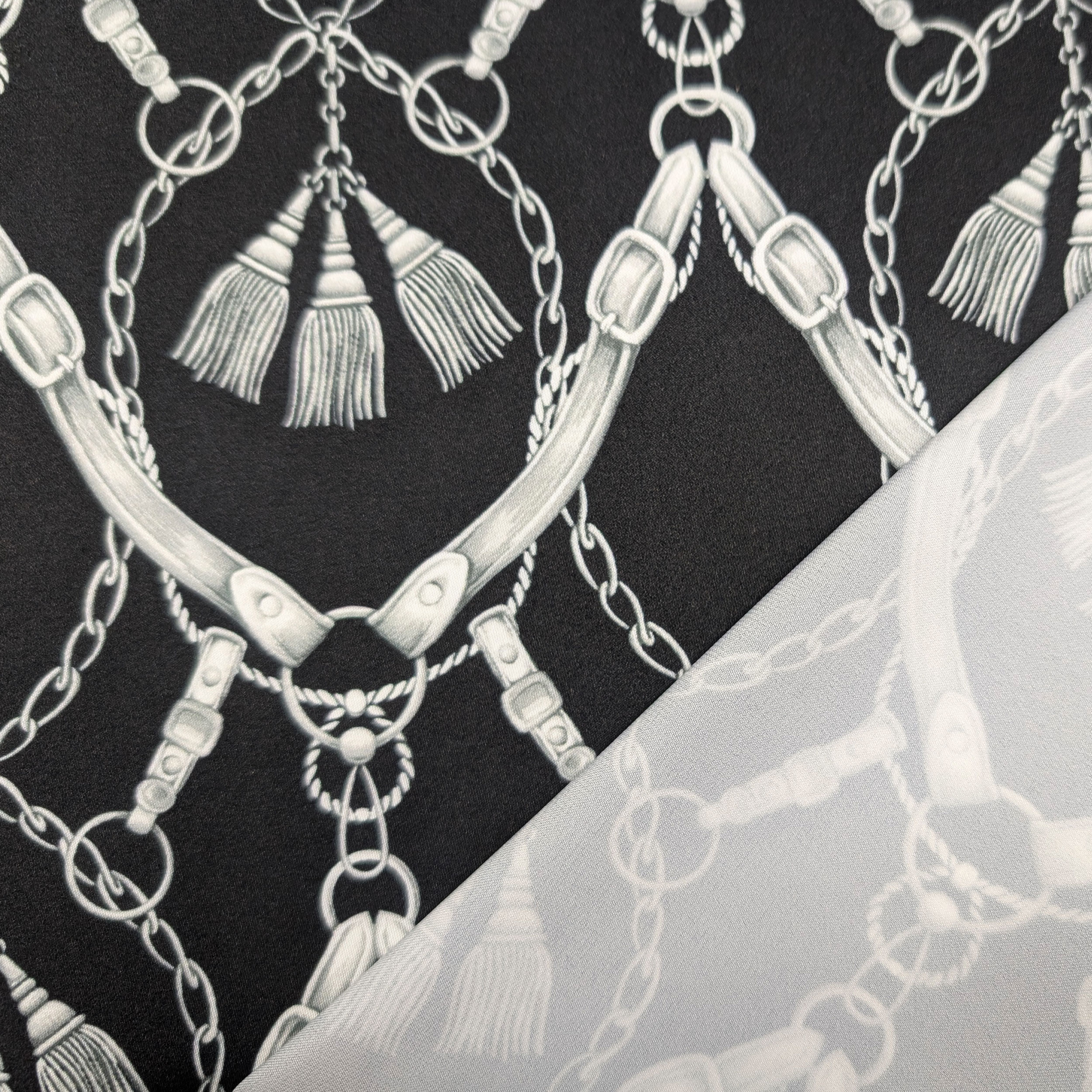 Ensemble de satin Chaînes de haute couture Fond noir Image