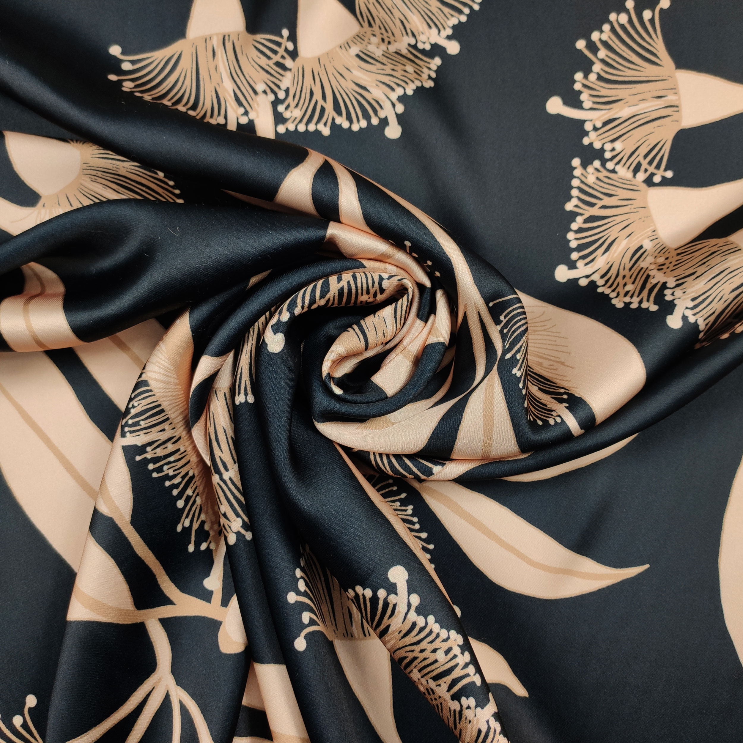 Satin Cady Set Blume Abstrakt Schwarzer Hintergrund