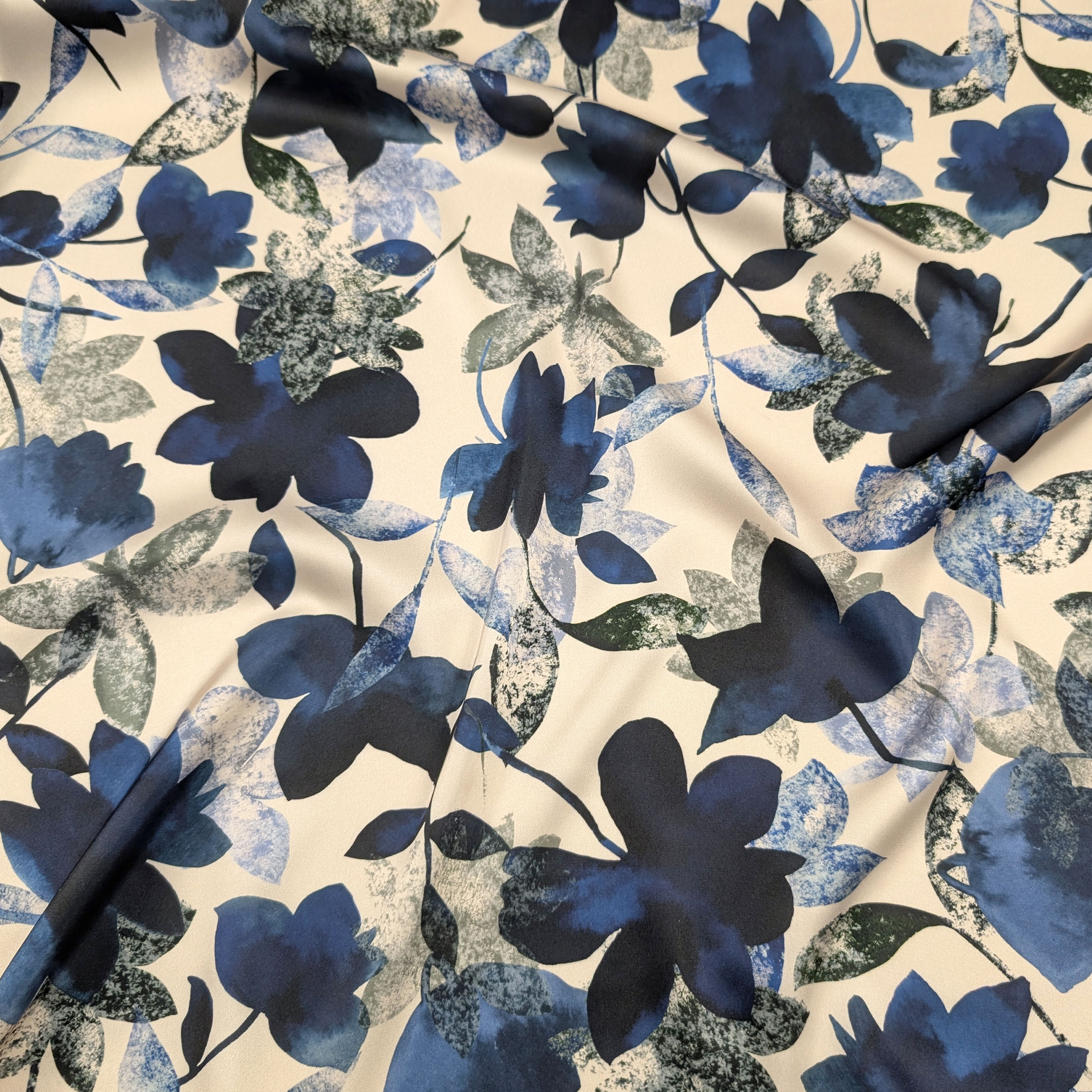 Ensemble de satin haute couture fleurs bleues Image