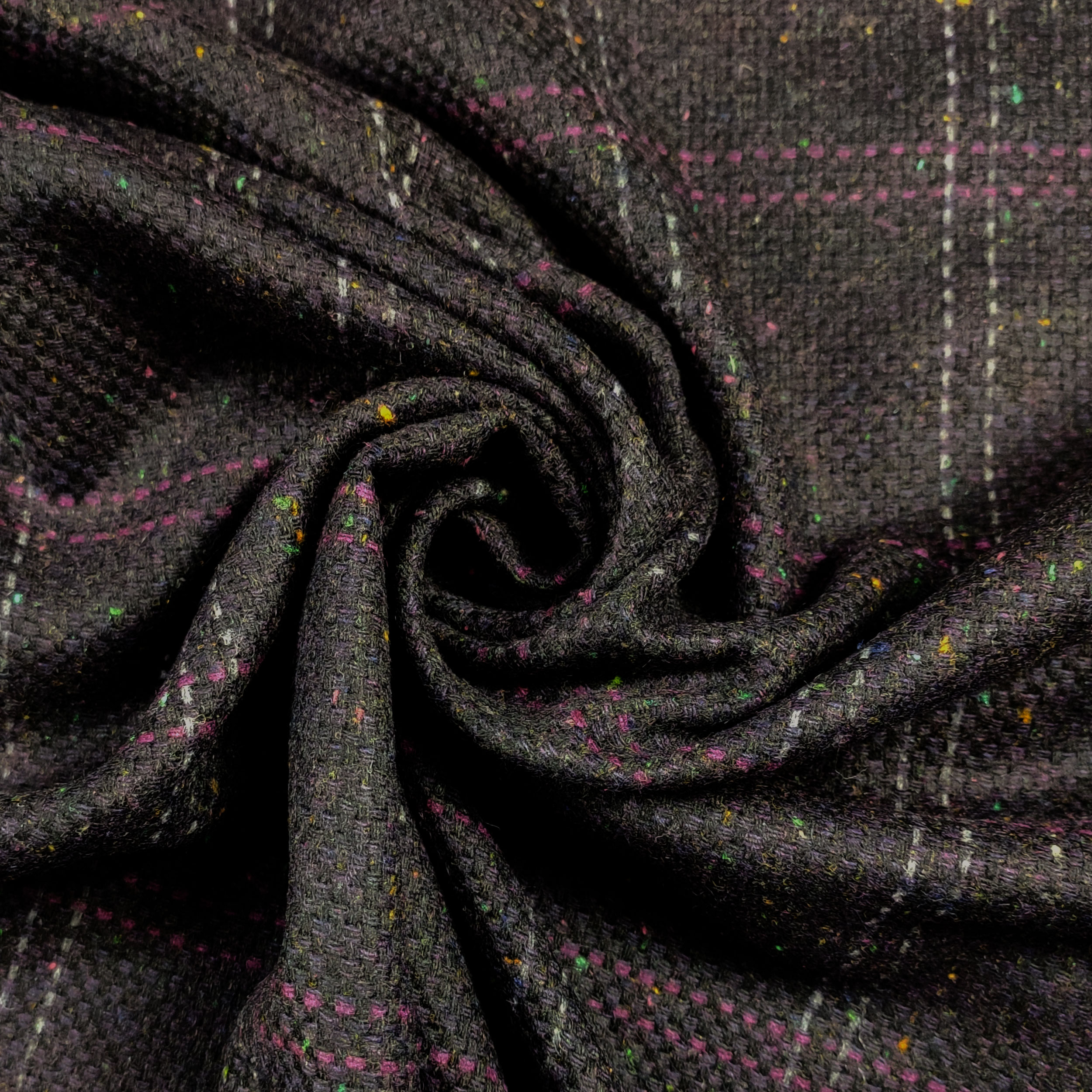 Plaid noir et rose avec mini-points de couleur