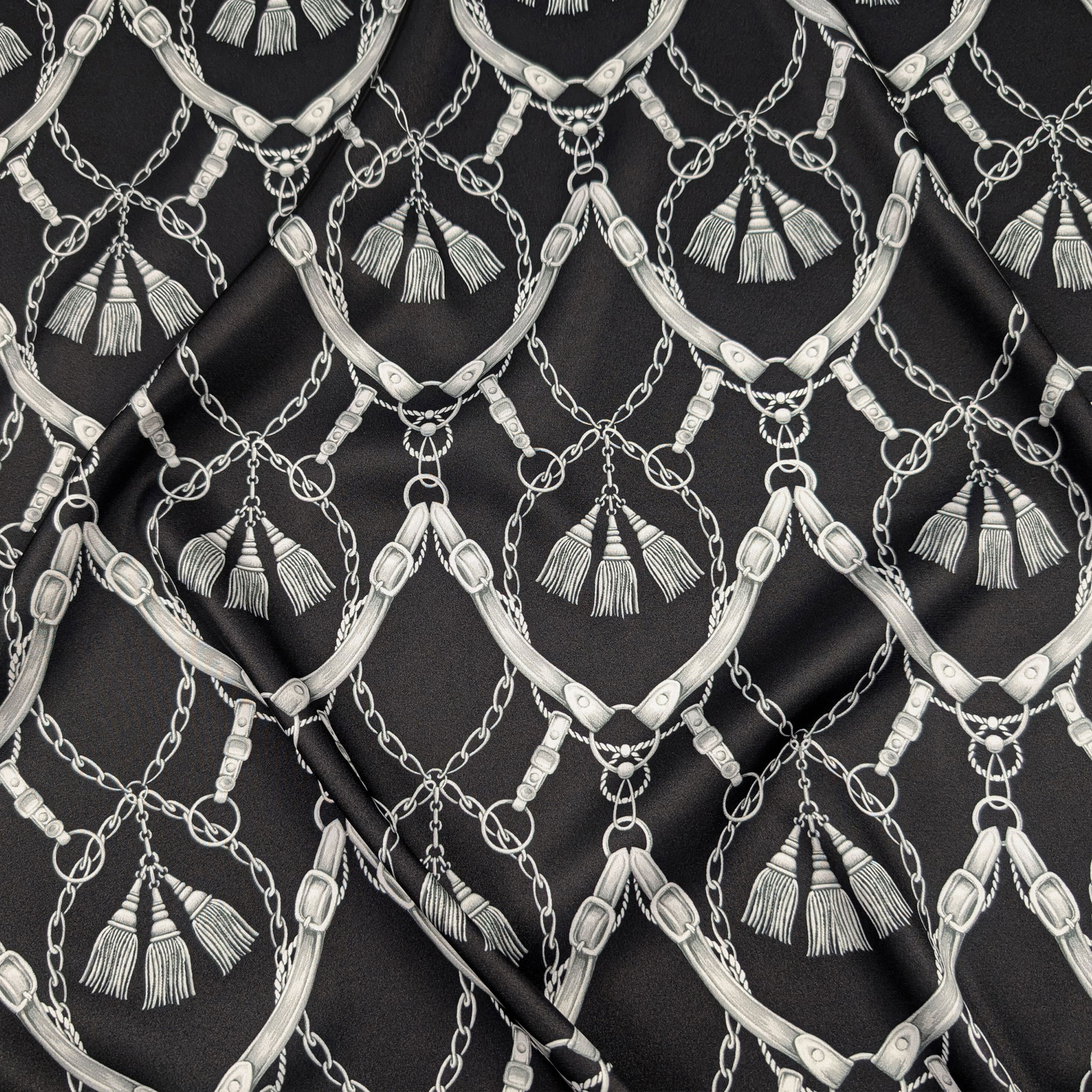 Ensemble de satin Chaînes de haute couture Fond noir Image