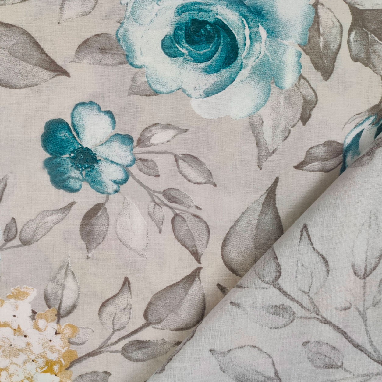 Tessuto di Cotone Fantasia di Rose e Ortensie Grigio