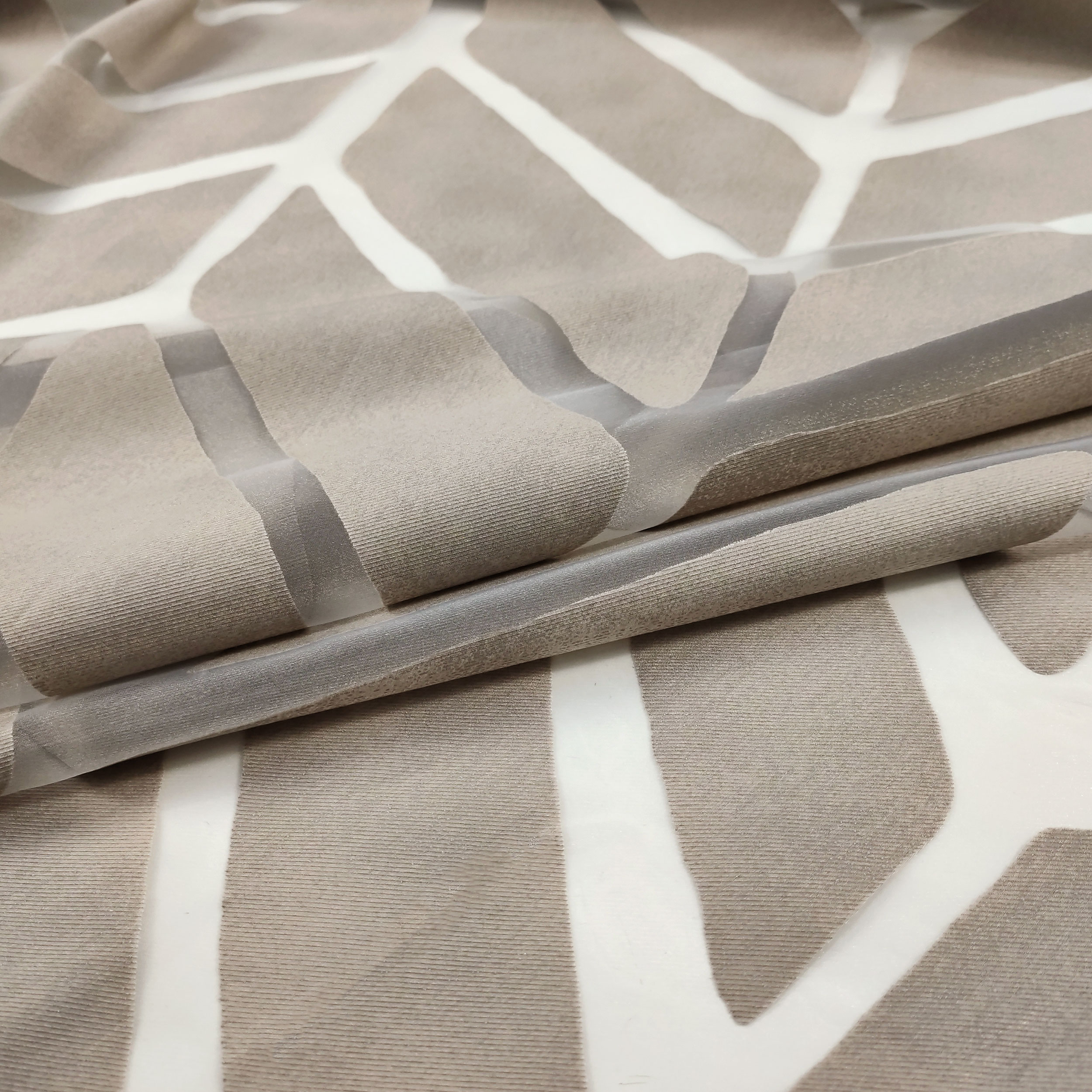 Tissu de rideau moderne Devorè gris tourterelle