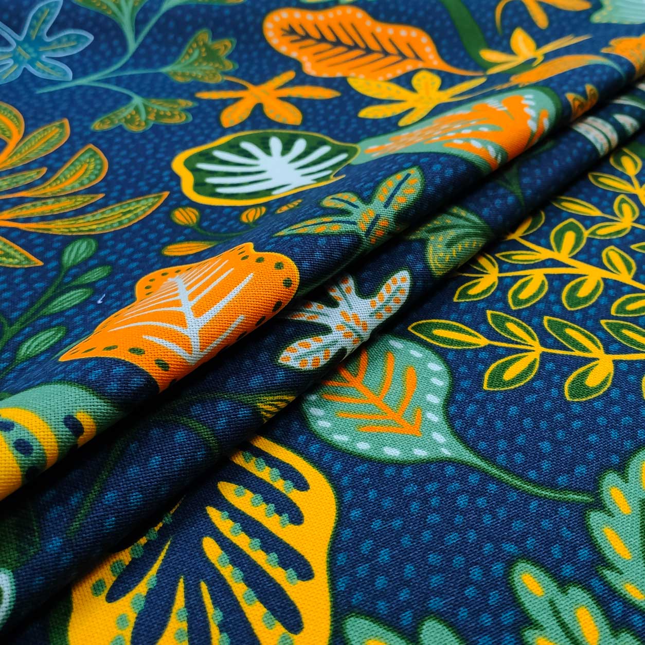 Décor Panama Fond bleu avec feuilles colorées Image