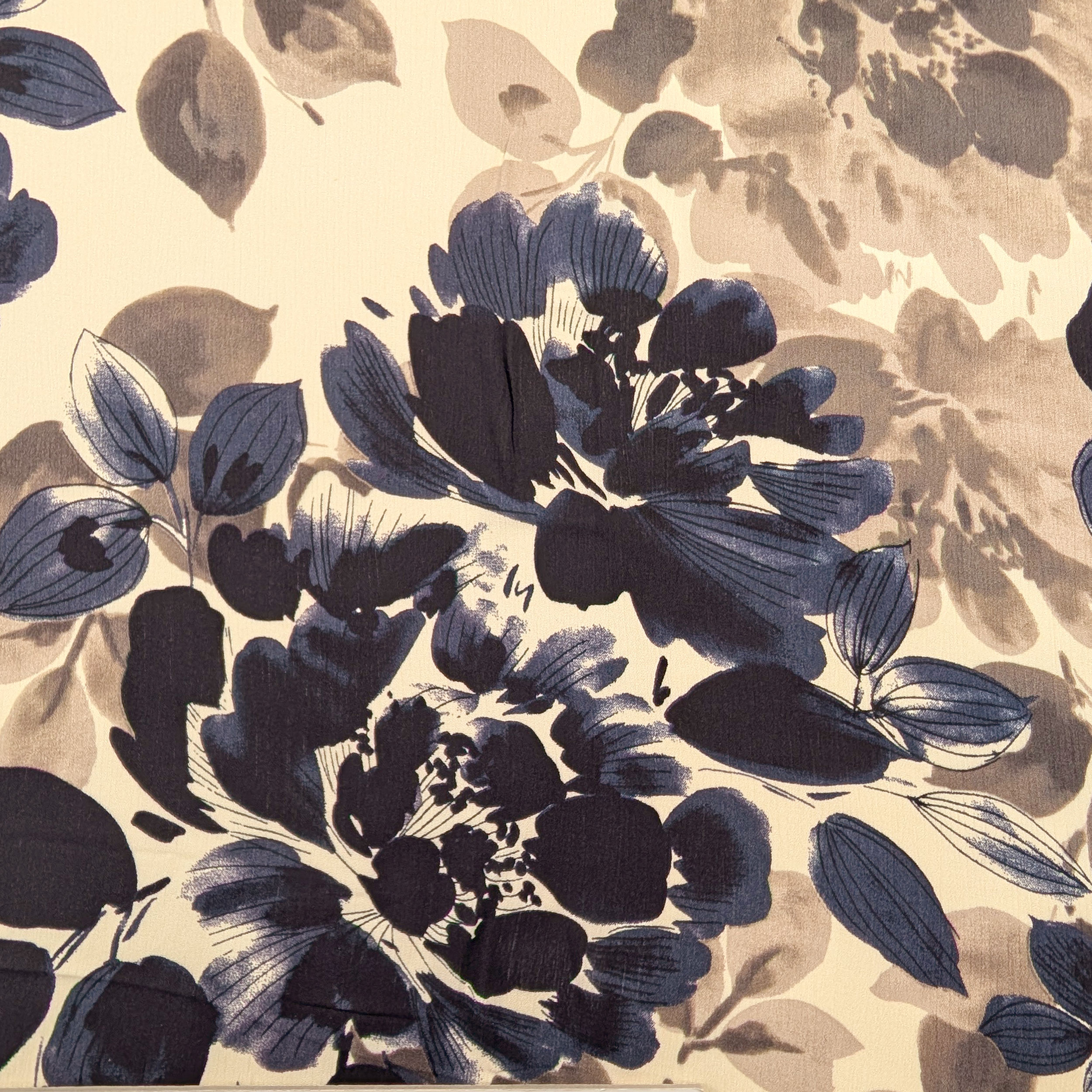 Crêpe main en viscose pure Fleurs de tourterelle Image