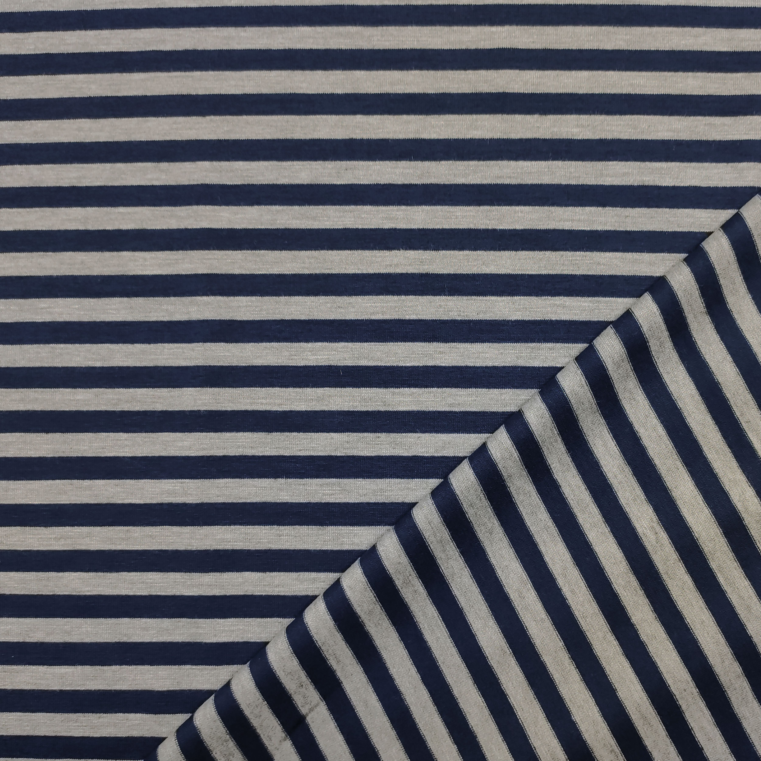Blau und grau gestreiftes Jersey