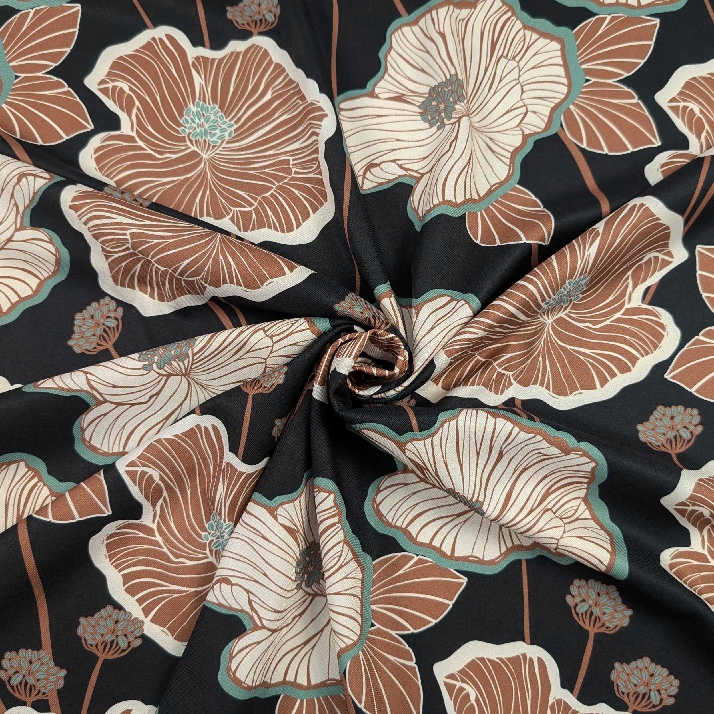 Rasettto mit braunen und cremefarbenen Blumen auf schwarzem Hintergrund Image