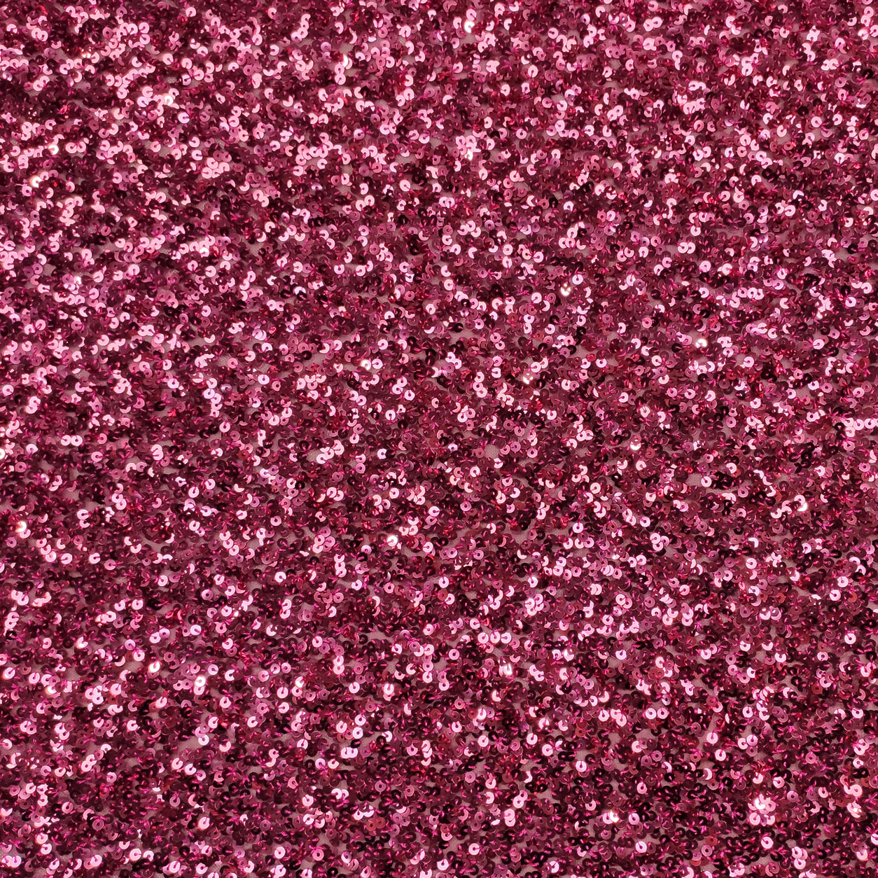 Pailletten auf Fuxia-Tüll-Stoff