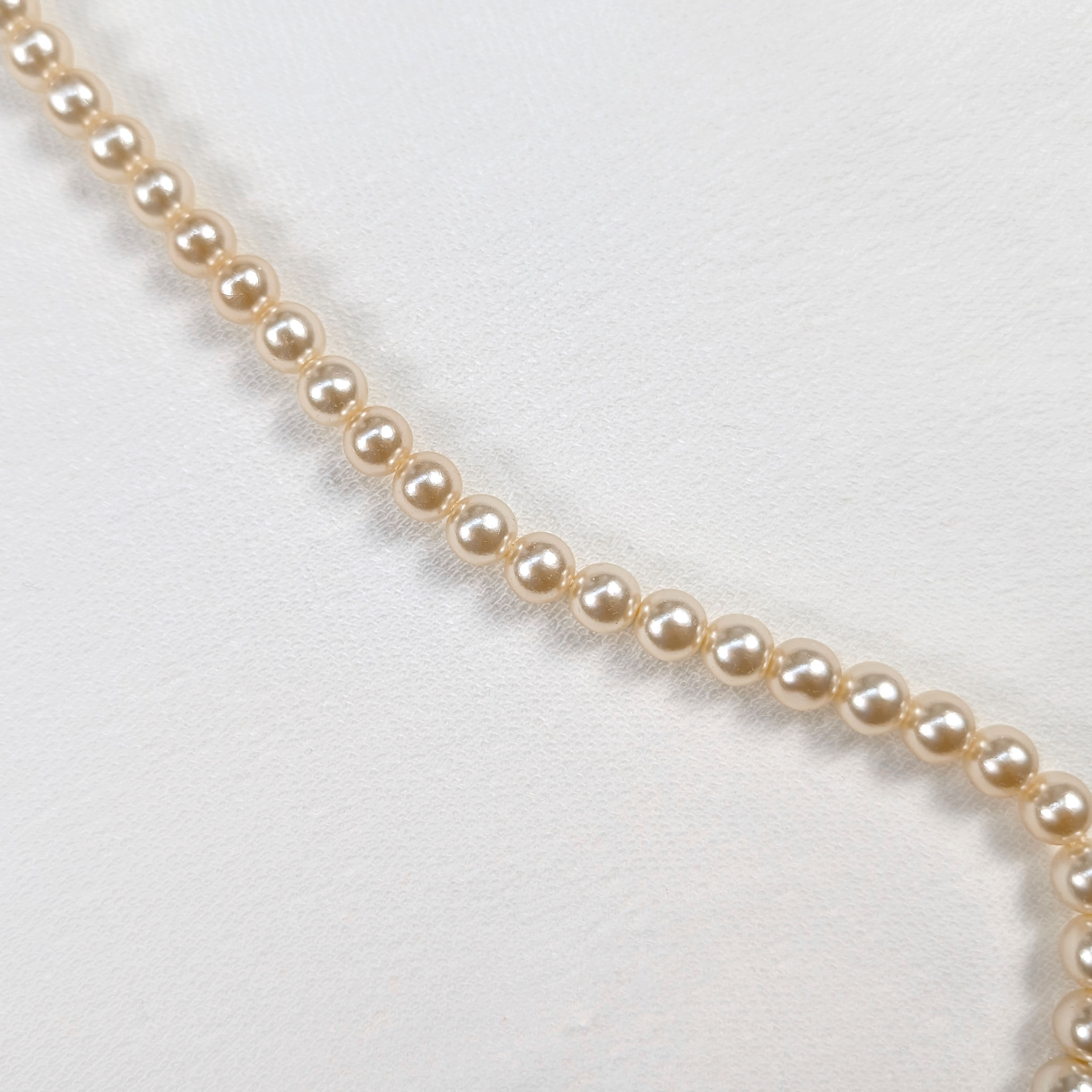 Collier de perles beiges Ø 0,8 cm Image