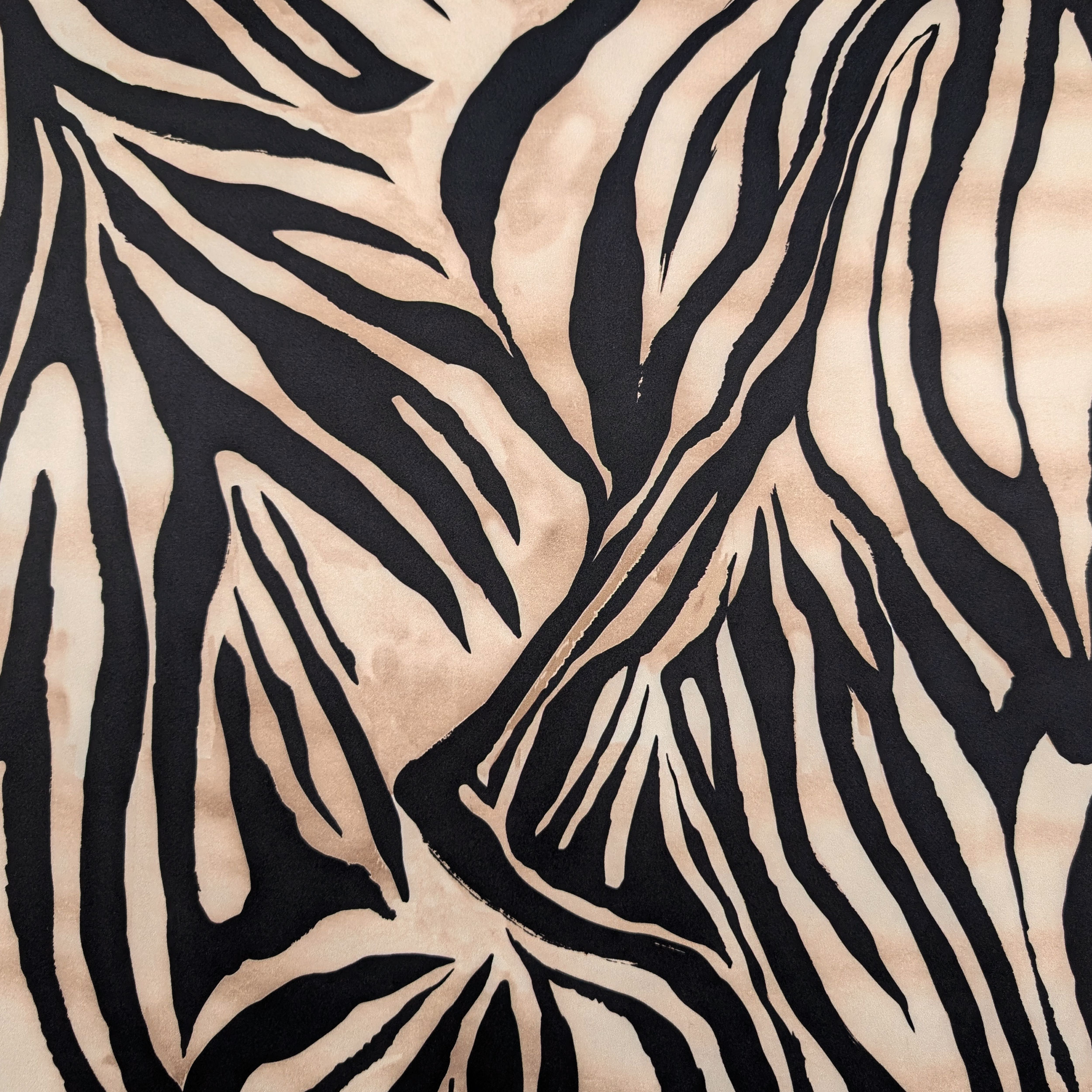 Satin Set High Fashion Zebra Patterned Powder and Black Image