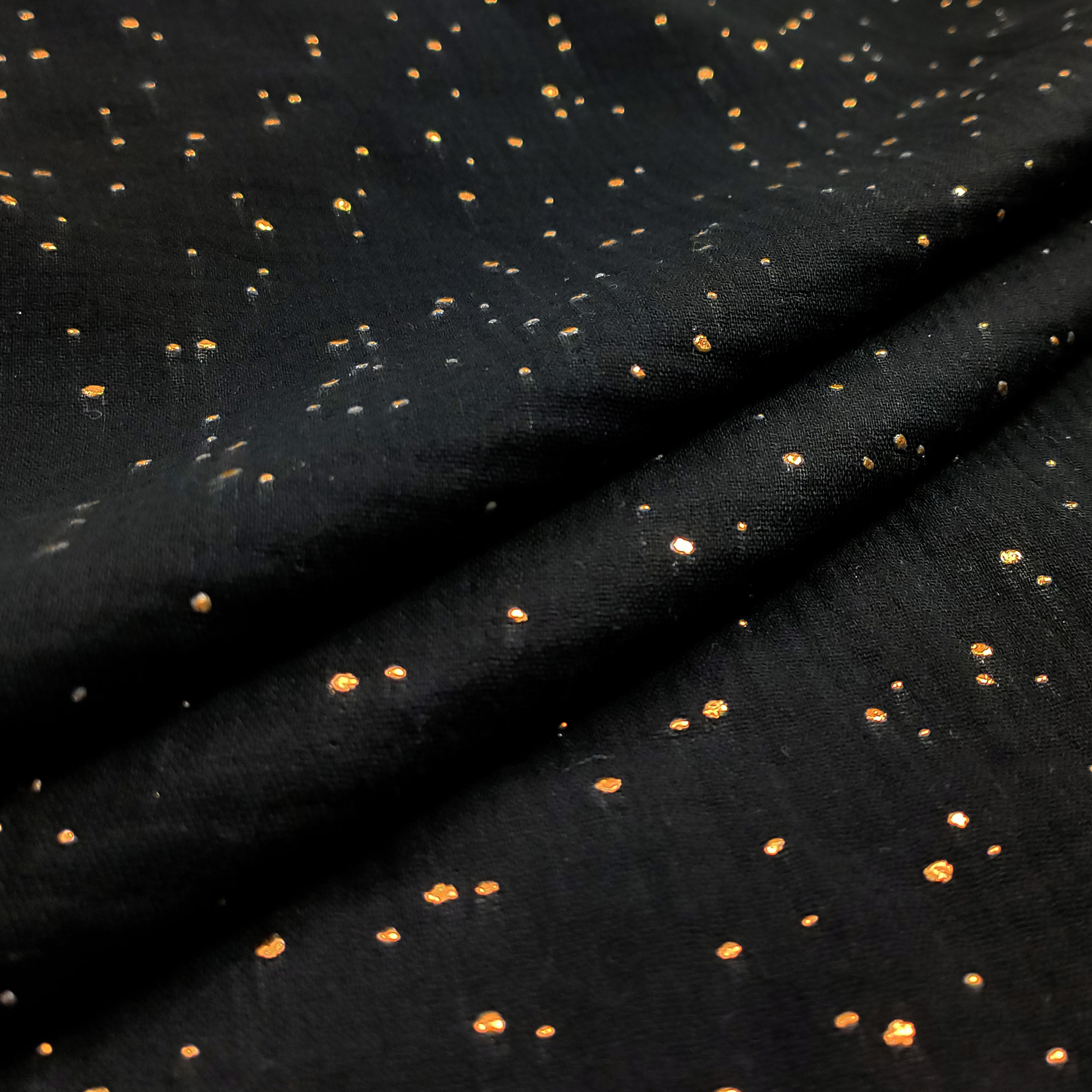 Schwarzer Baumwollmusselin mit goldenen Polka Dots