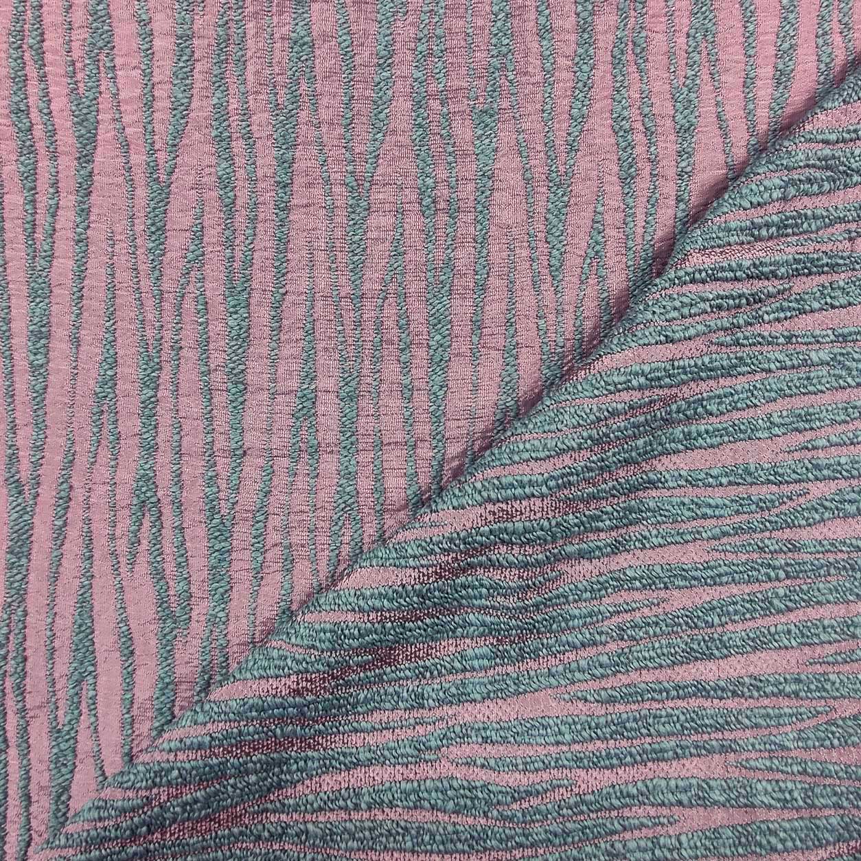 vintage-fantasia-strisce-grigie-sfodo-rosa
