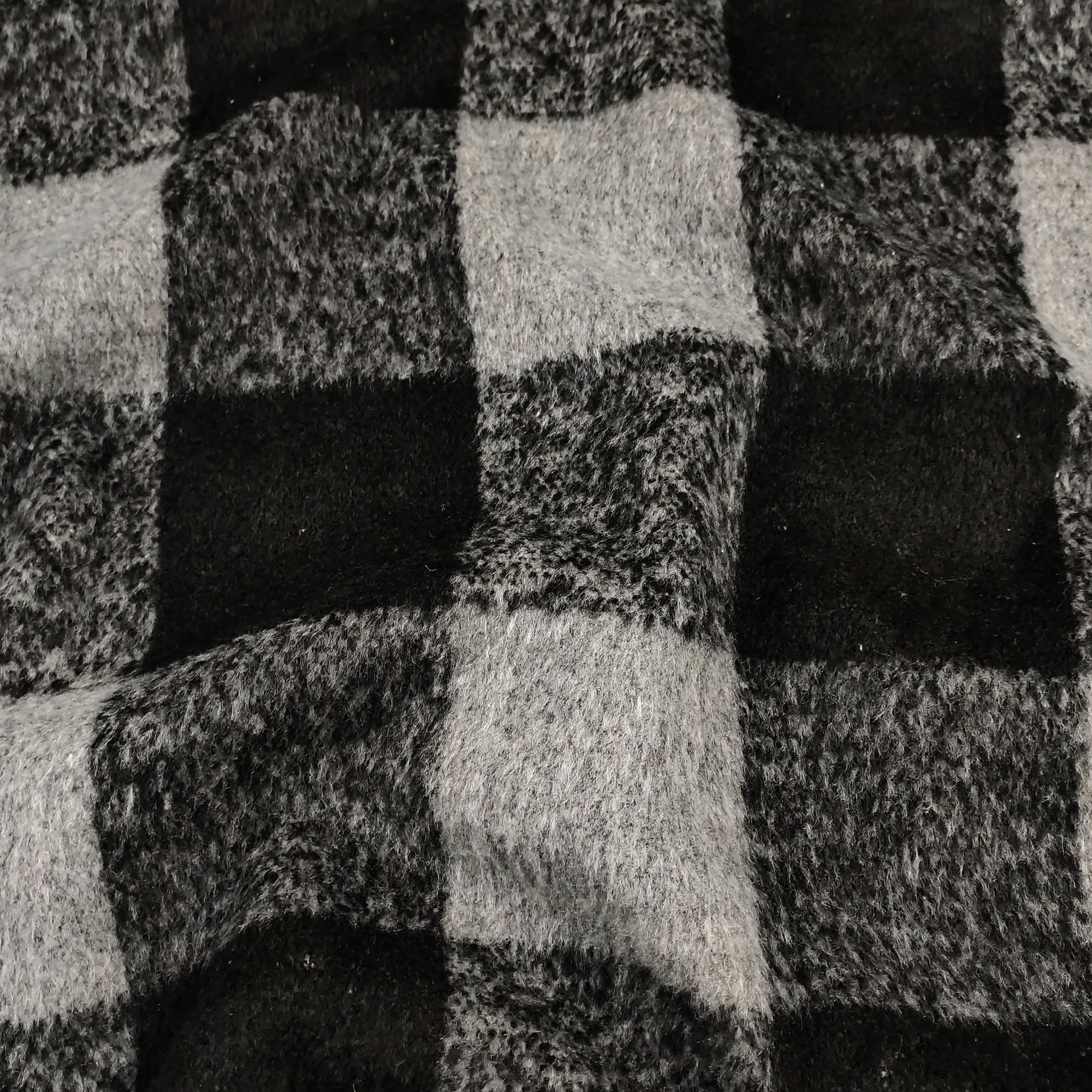 Manteau à carreaux gris et noirs