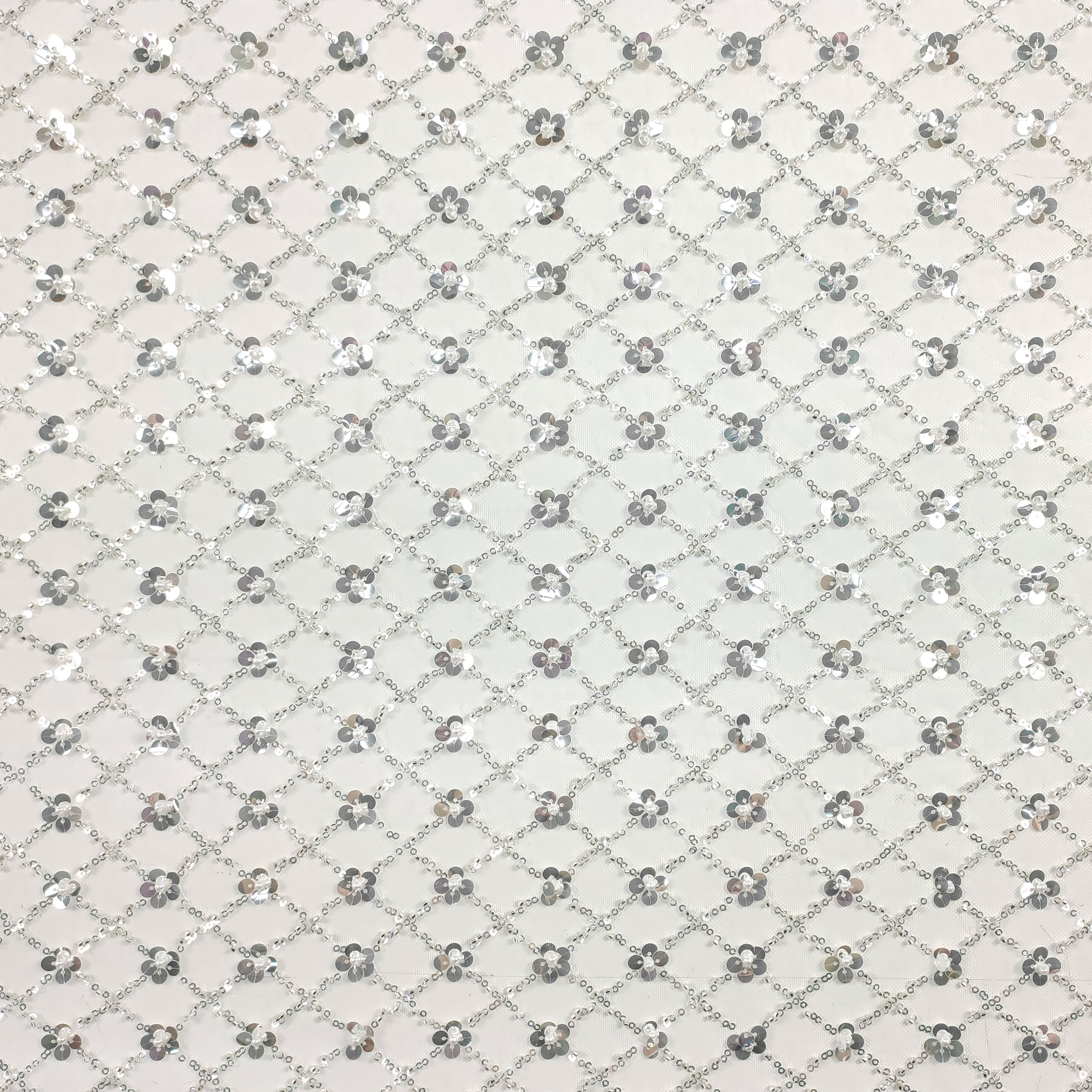 Tulle de mariée brodé de perles et de paillettes blanc