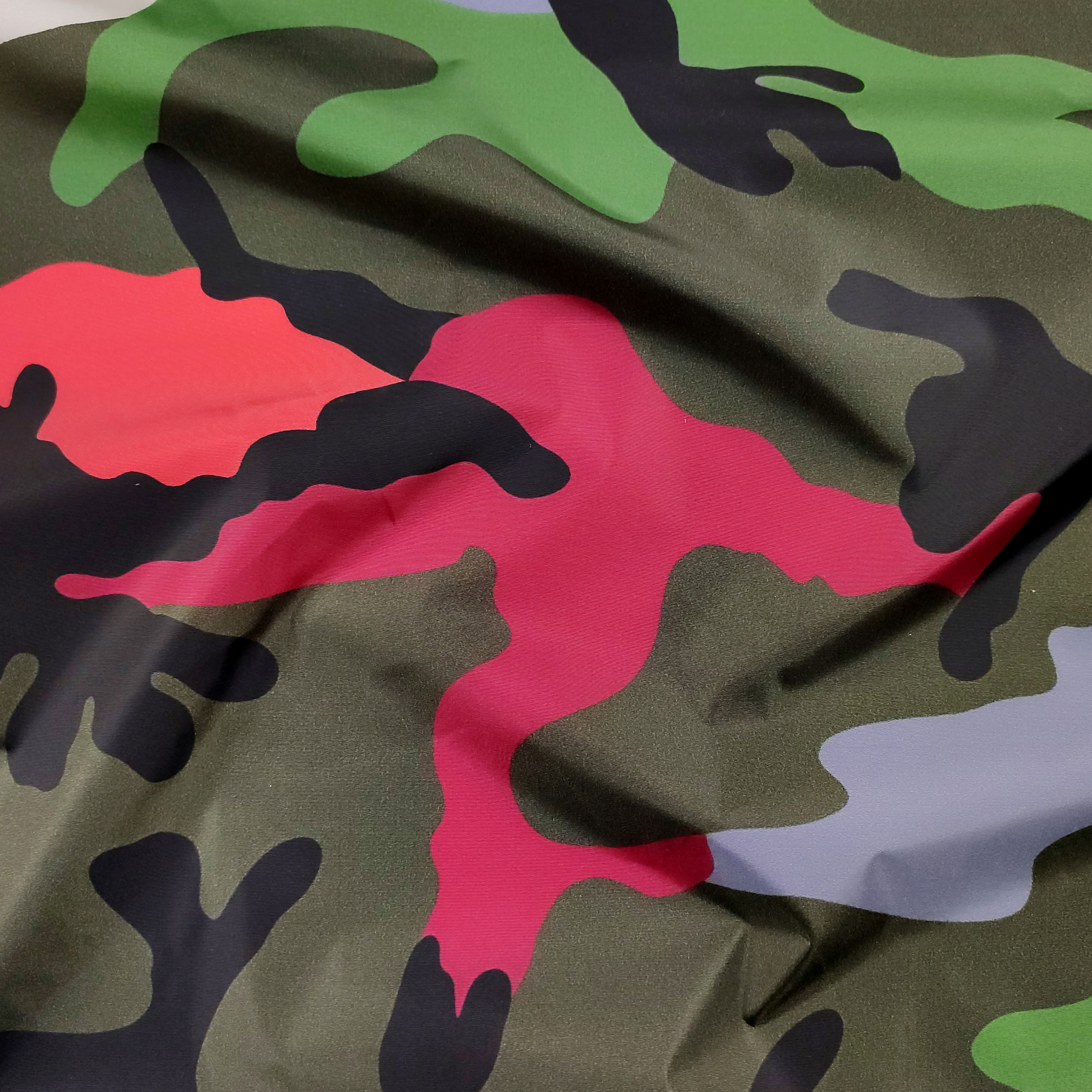 Toile imperméable camouflage multicolore
