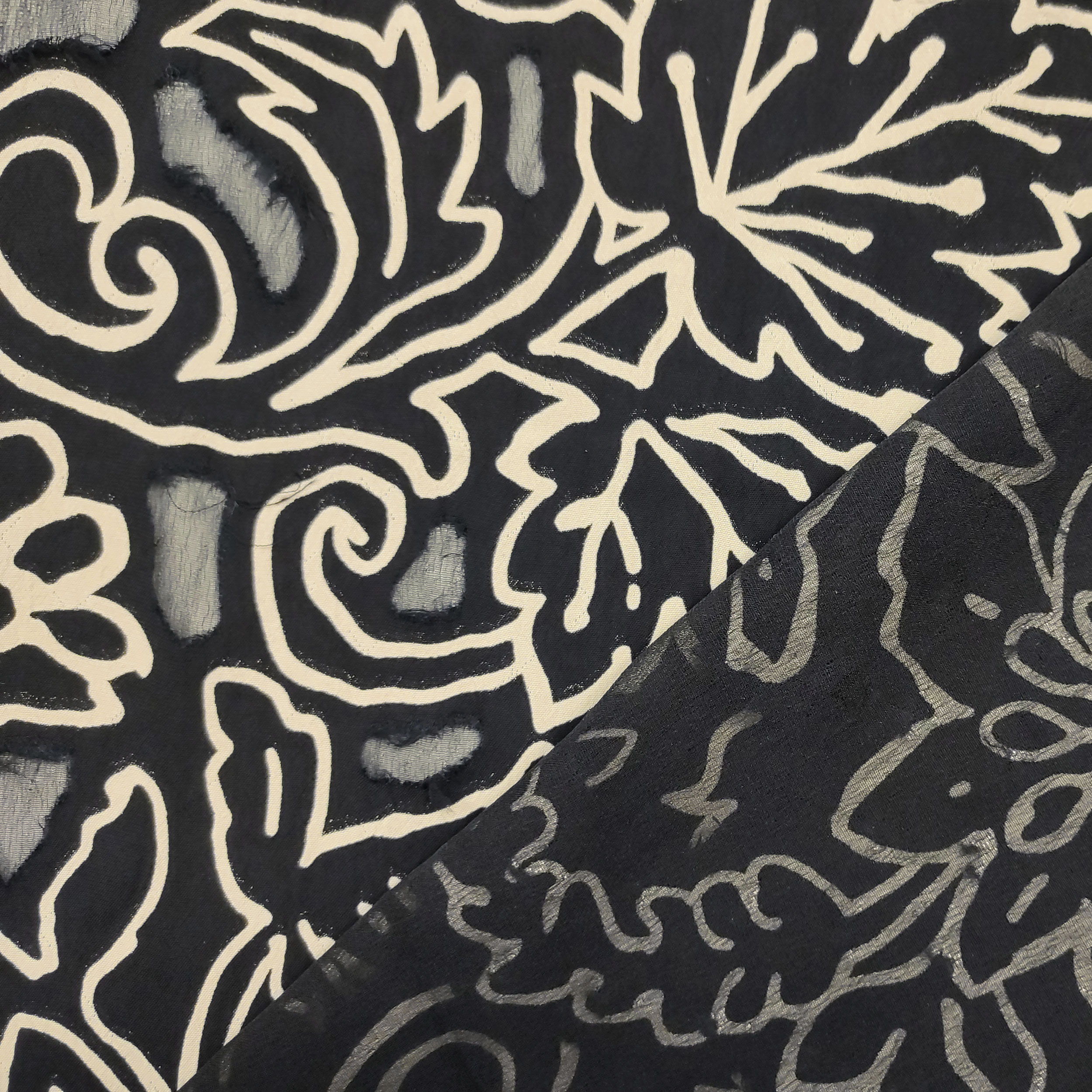 Devorè High Fashion Flowers Cream and Black