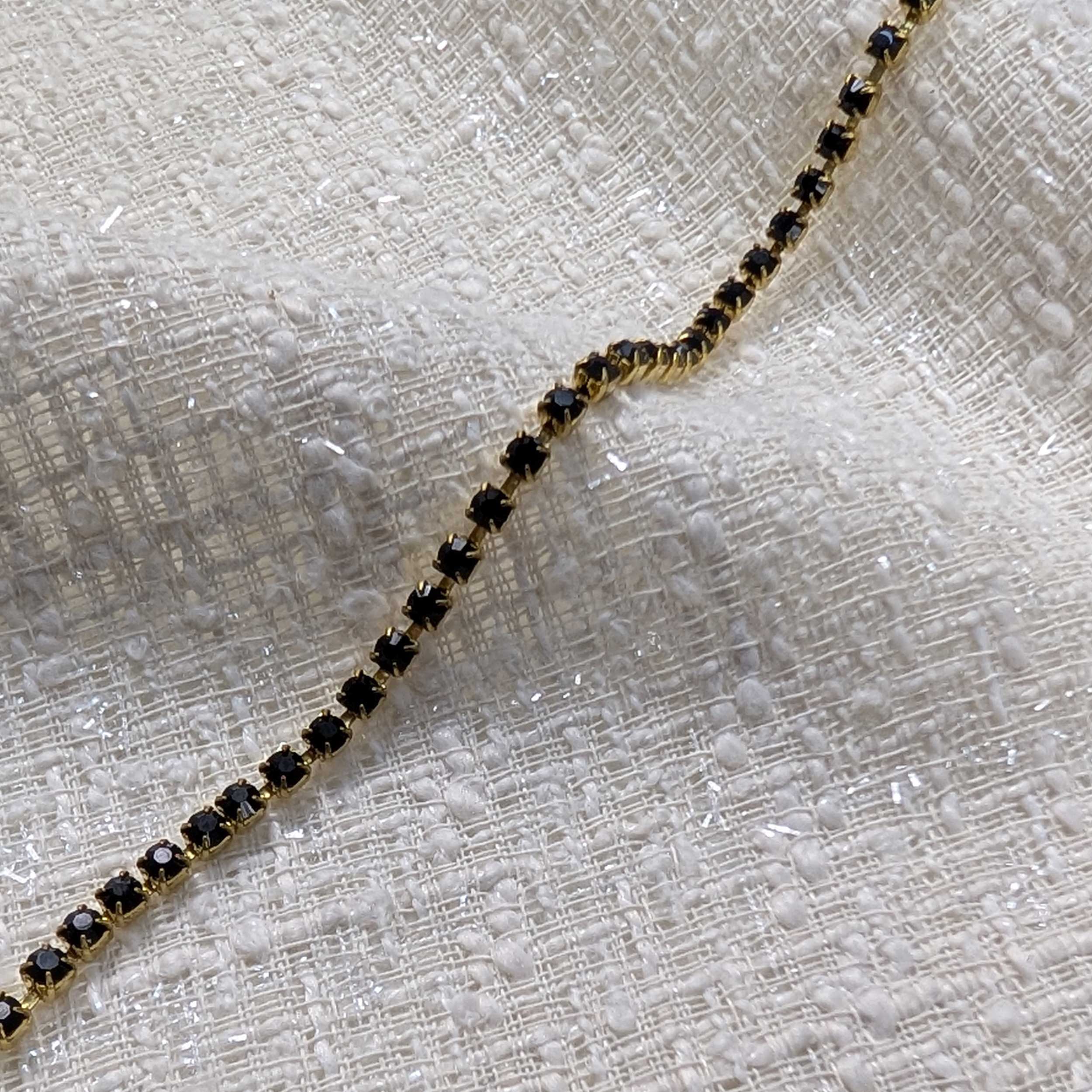 Cadena dorada con brillantes negros Image