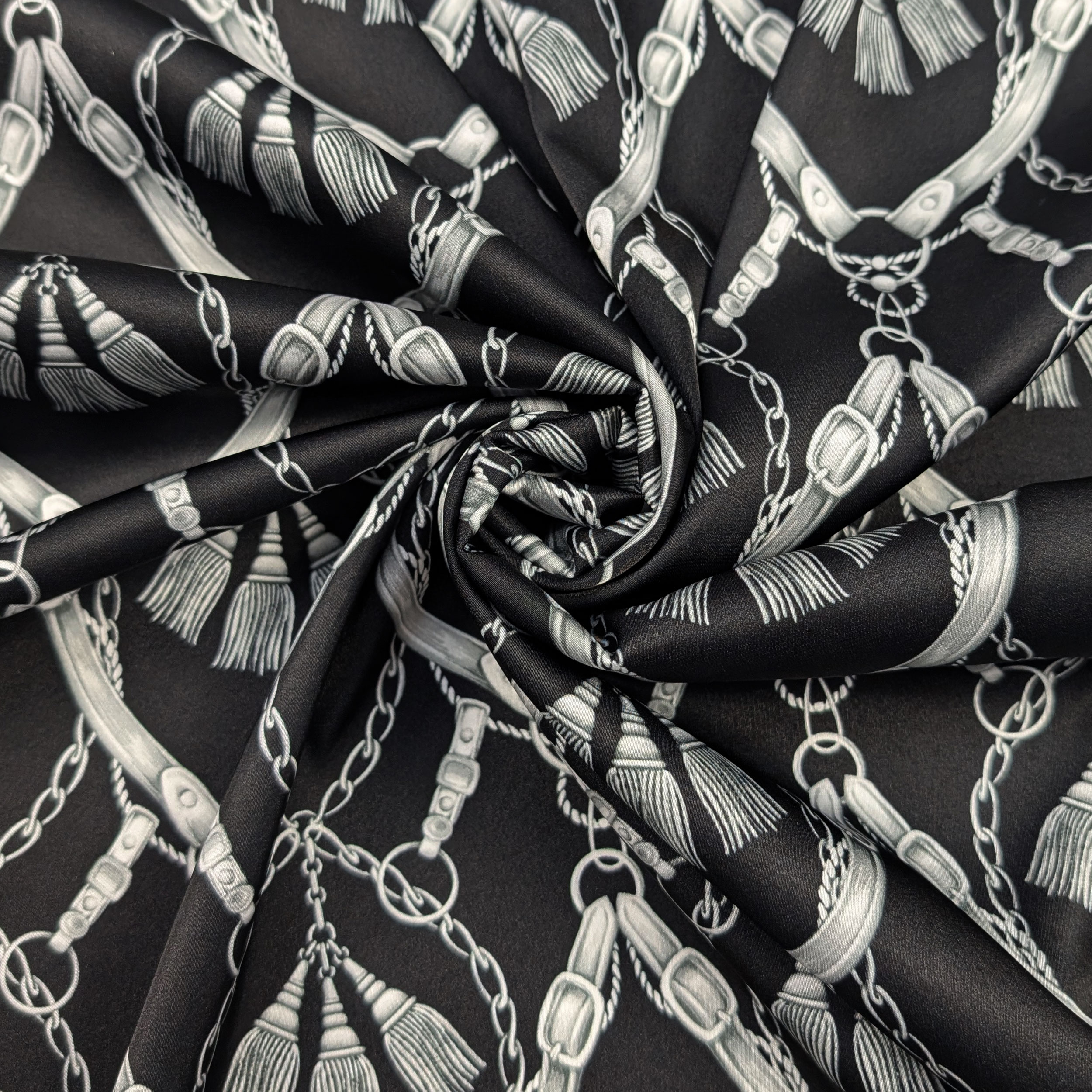 Ensemble de satin Chaînes de haute couture Fond noir Image