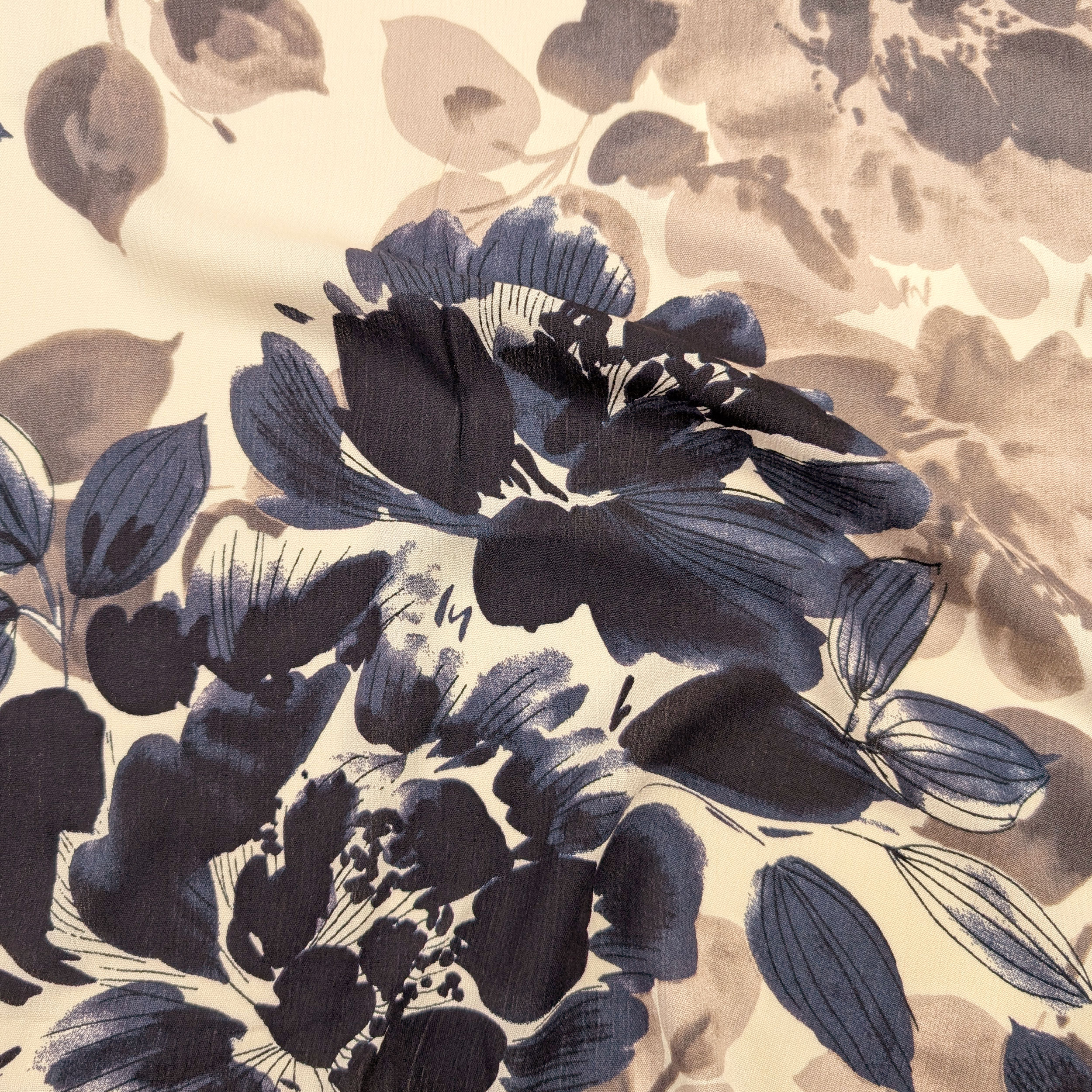 Crêpe main en viscose pure Fleurs de tourterelle Image