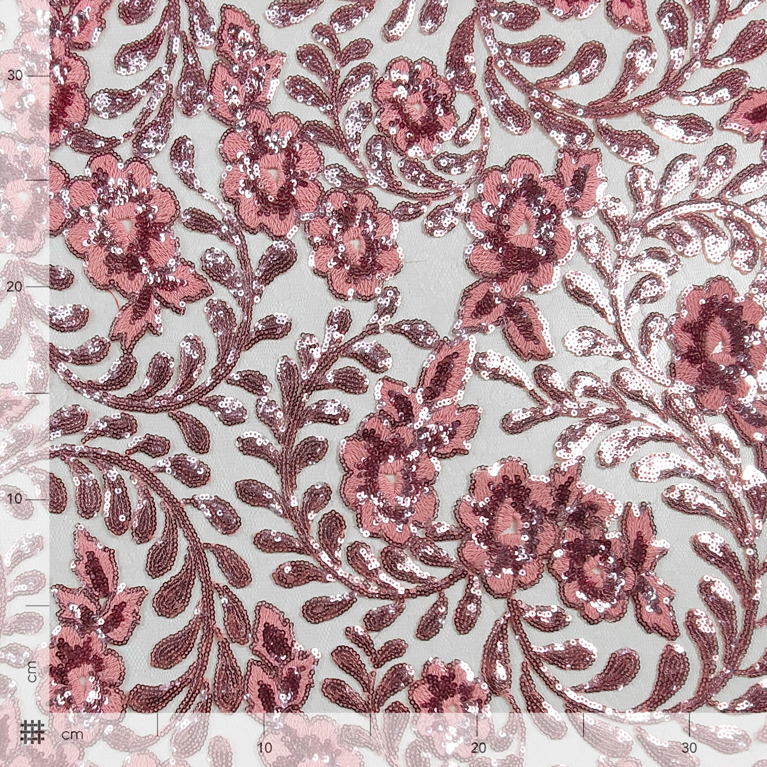 Blumen aus Tüll mit rosa Pailletten bestickt