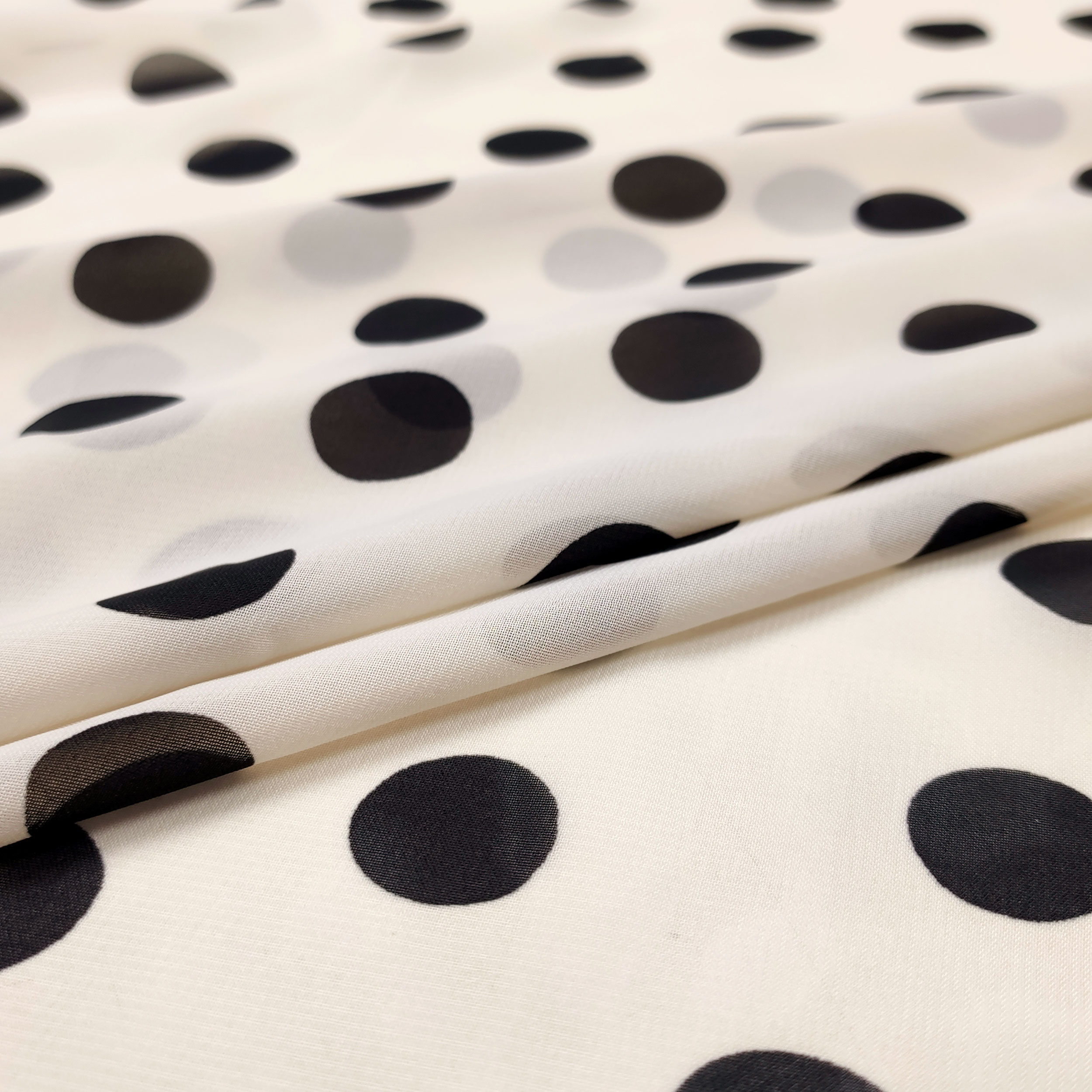 Tissu Georgette crème à pois noirs